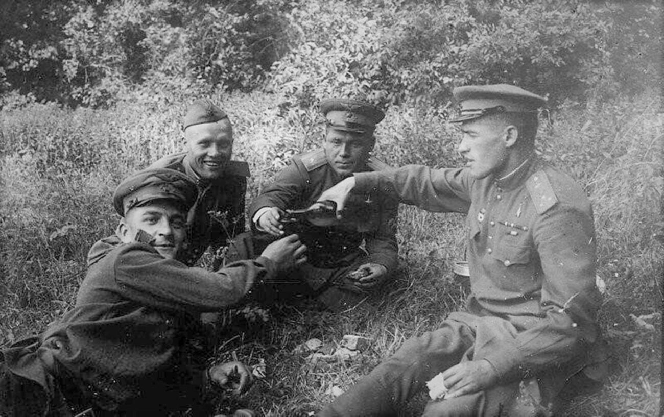Rượu vodka đã giúp binh sĩ Nga đánh bại Đức Quốc xã như thế nào? - Ảnh 1.