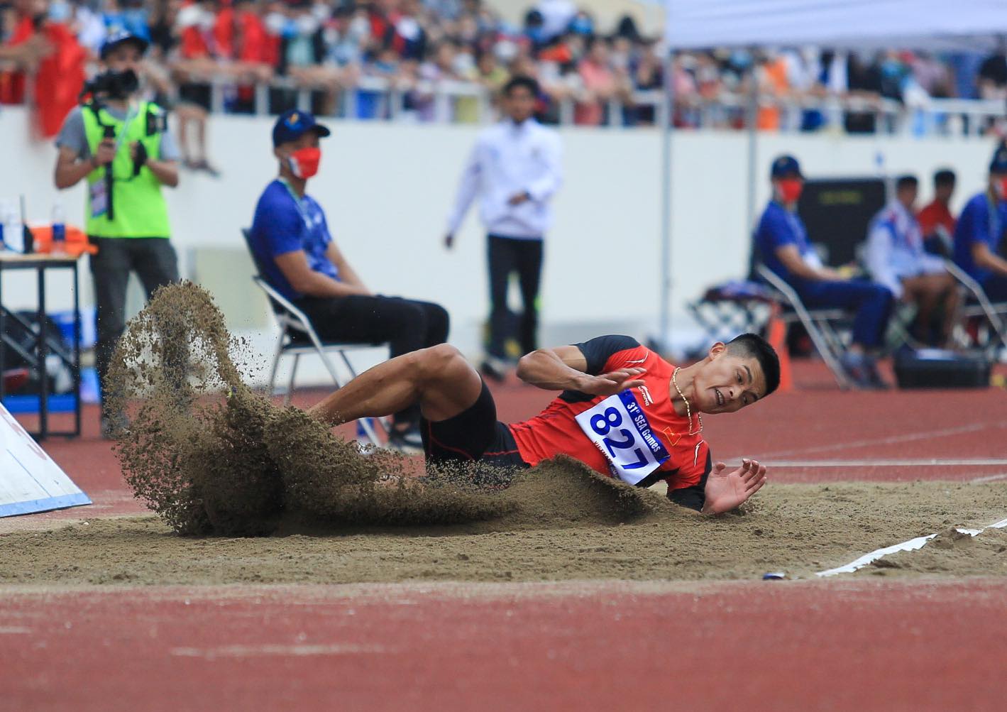 Giành huy chương vàng nhảy xa, VĐV Nguyễn Tiến Trọng cầu hôn bạn gái đội tuyển cầu mây - Ảnh 5.