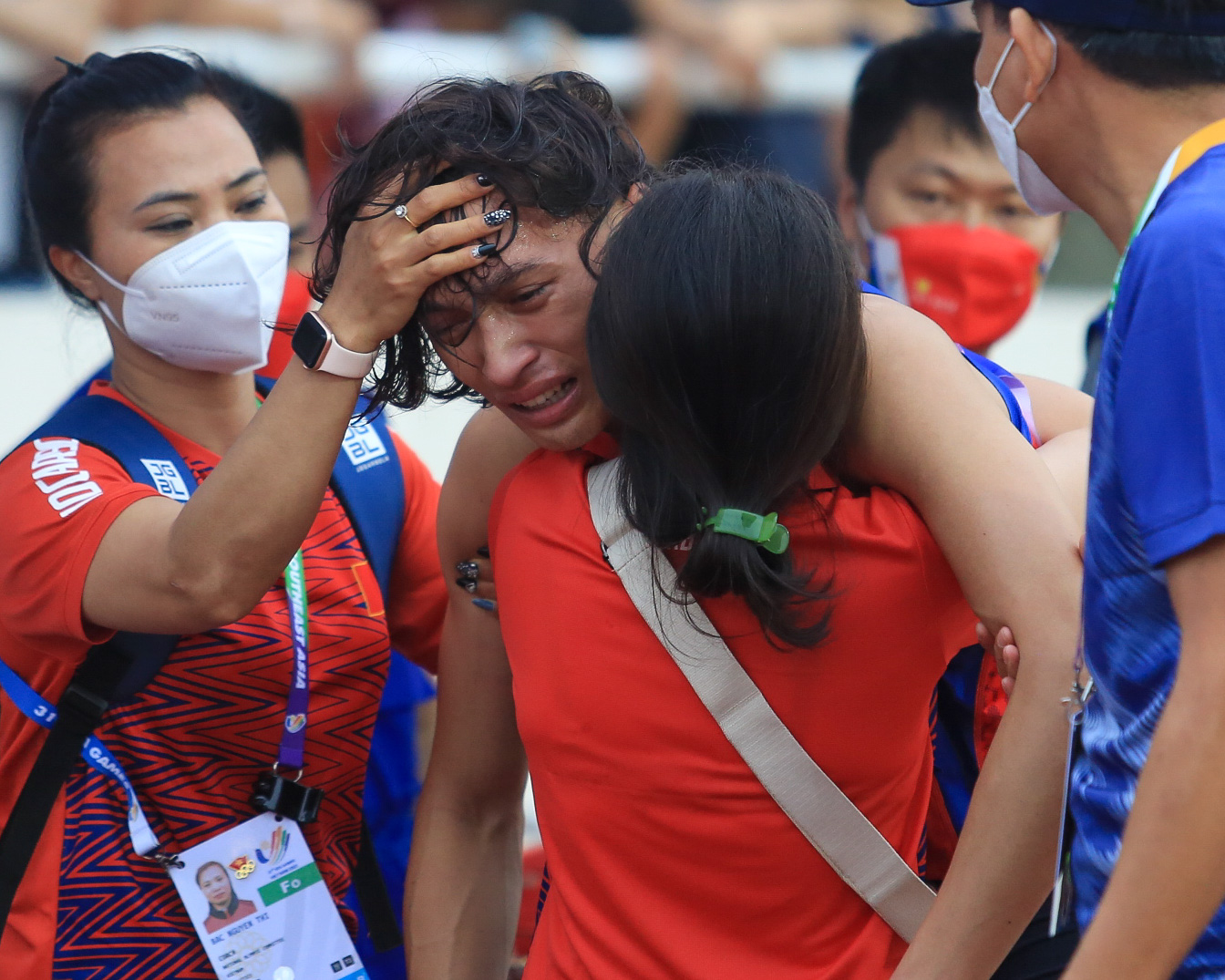 Trần Nhật Hoàng điền kinh ôm mẹ bật khóc khi &quot;đánh rơi&quot; huy chương nội dung sở trường - Ảnh 3.