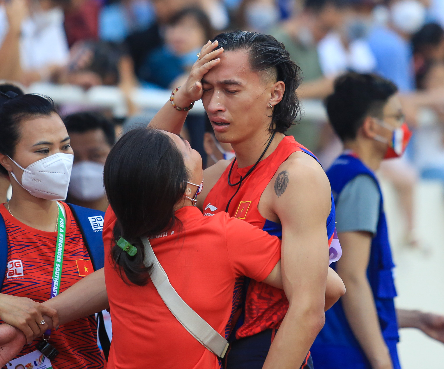 Trần Nhật Hoàng điền kinh ôm mẹ bật khóc khi &quot;đánh rơi&quot; huy chương nội dung sở trường - Ảnh 2.