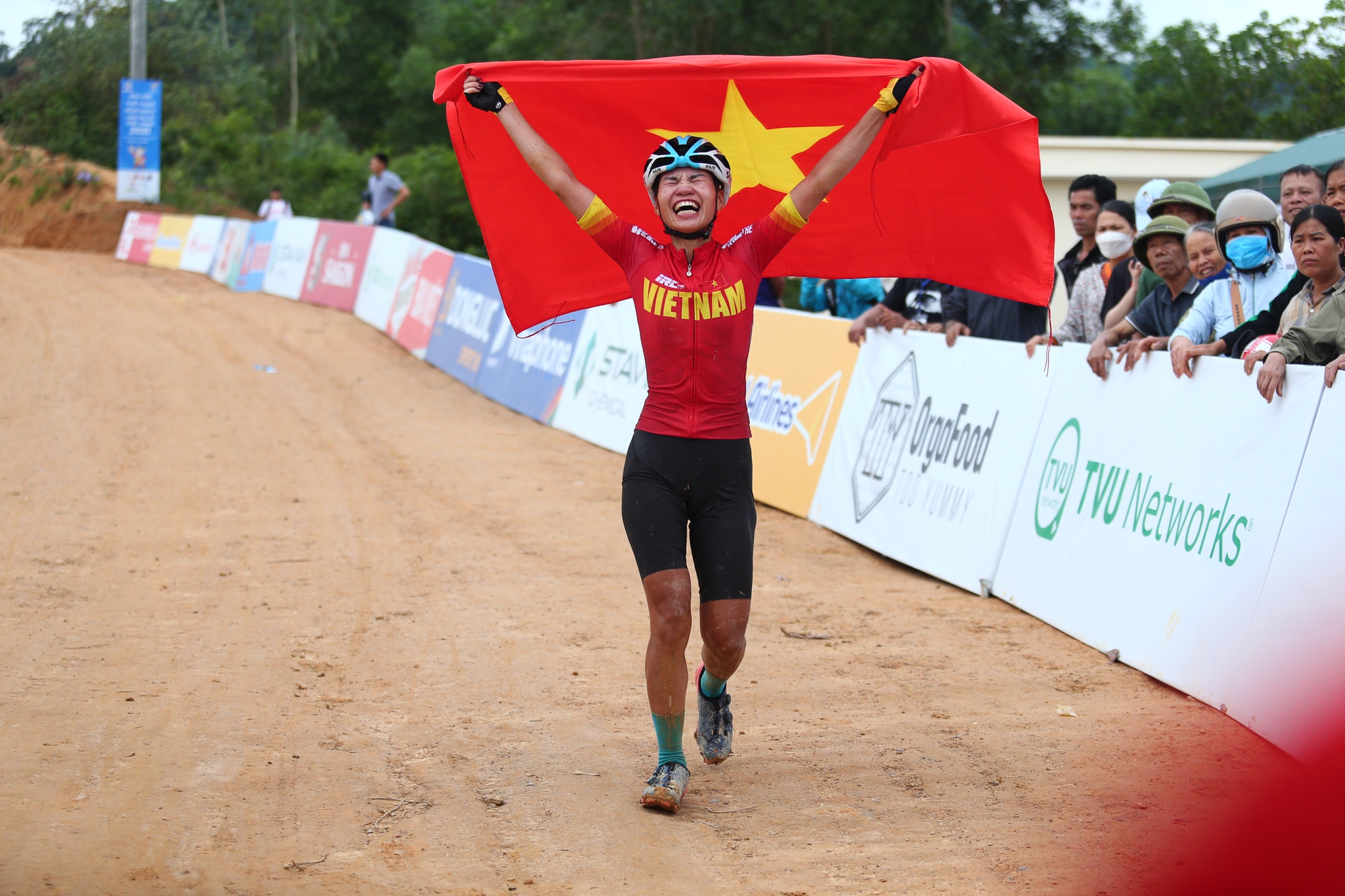 Như Quỳnh bật khóc, chạy đến ôm chồng sau khi giành HCV xe đạp địa hình tại SEA Games 31 - Ảnh 3.