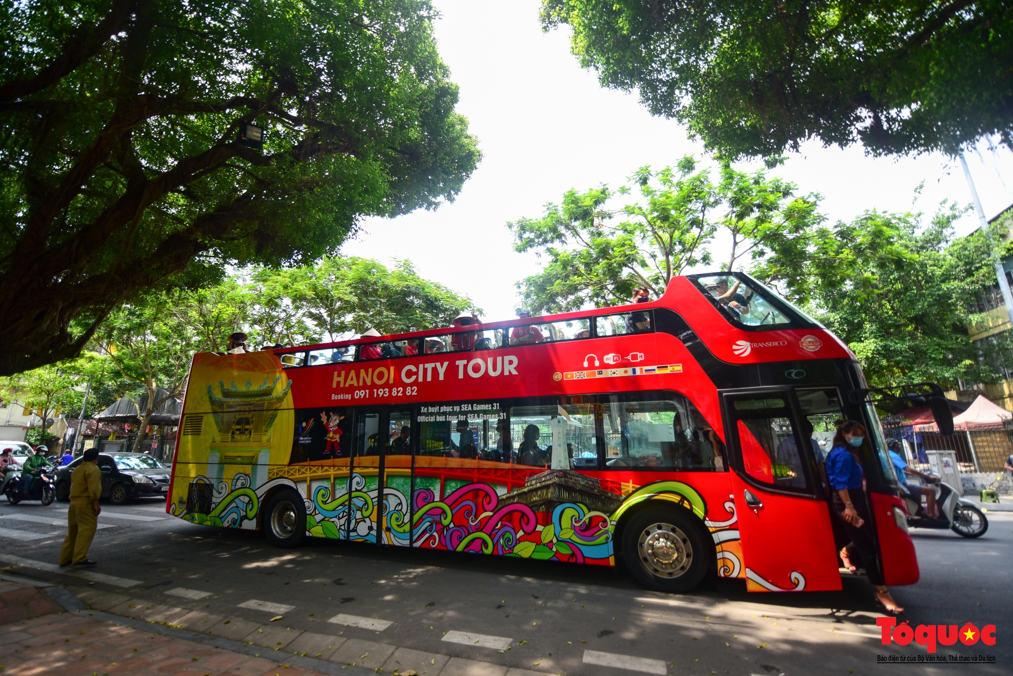 SEA Games 31: VĐV Thái Lan thích thú trải nghiệm buýt 2 tầng ngắm Hà Nội - Ảnh 1.