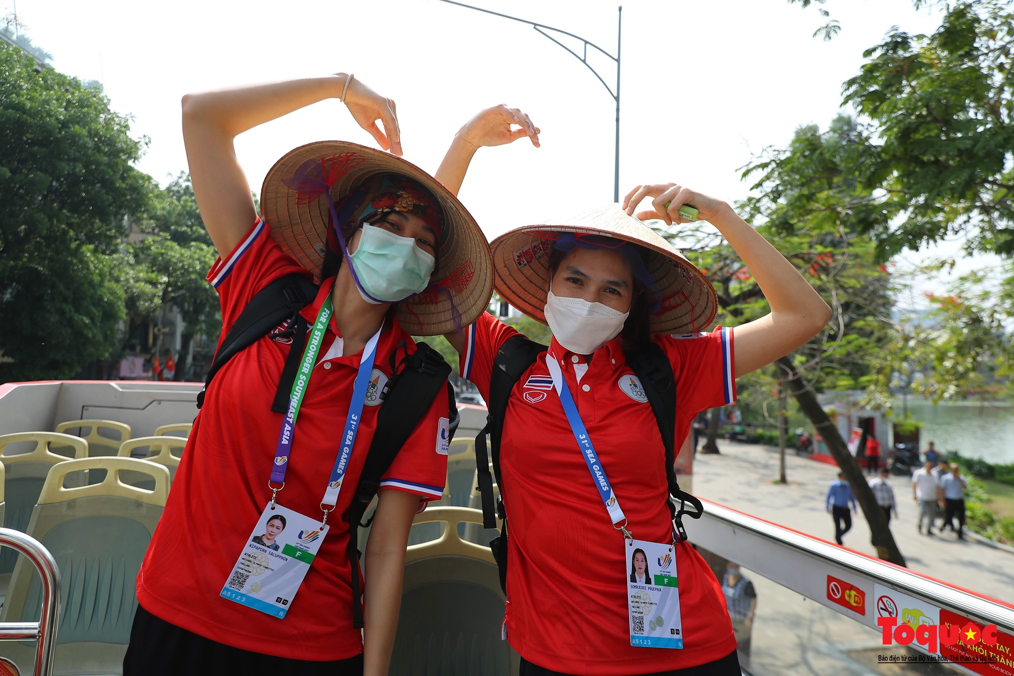 SEA Games 31: VĐV Thái Lan thích thú trải nghiệm buýt 2 tầng ngắm Hà Nội - Ảnh 4.