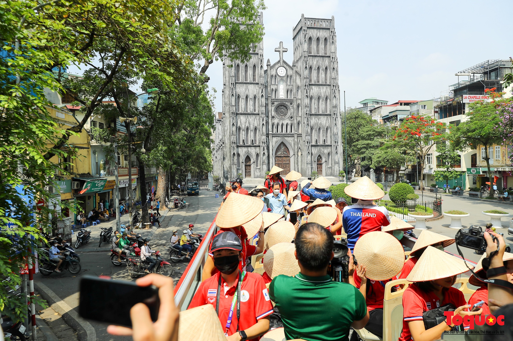 SEA Games 31: VĐV Thái Lan thích thú trải nghiệm buýt 2 tầng ngắm Hà Nội - Ảnh 7.