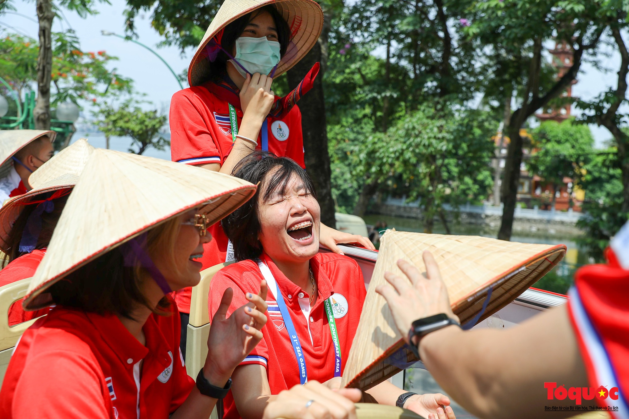 SEA Games 31: VĐV Thái Lan thích thú trải nghiệm buýt 2 tầng ngắm Hà Nội - Ảnh 16.