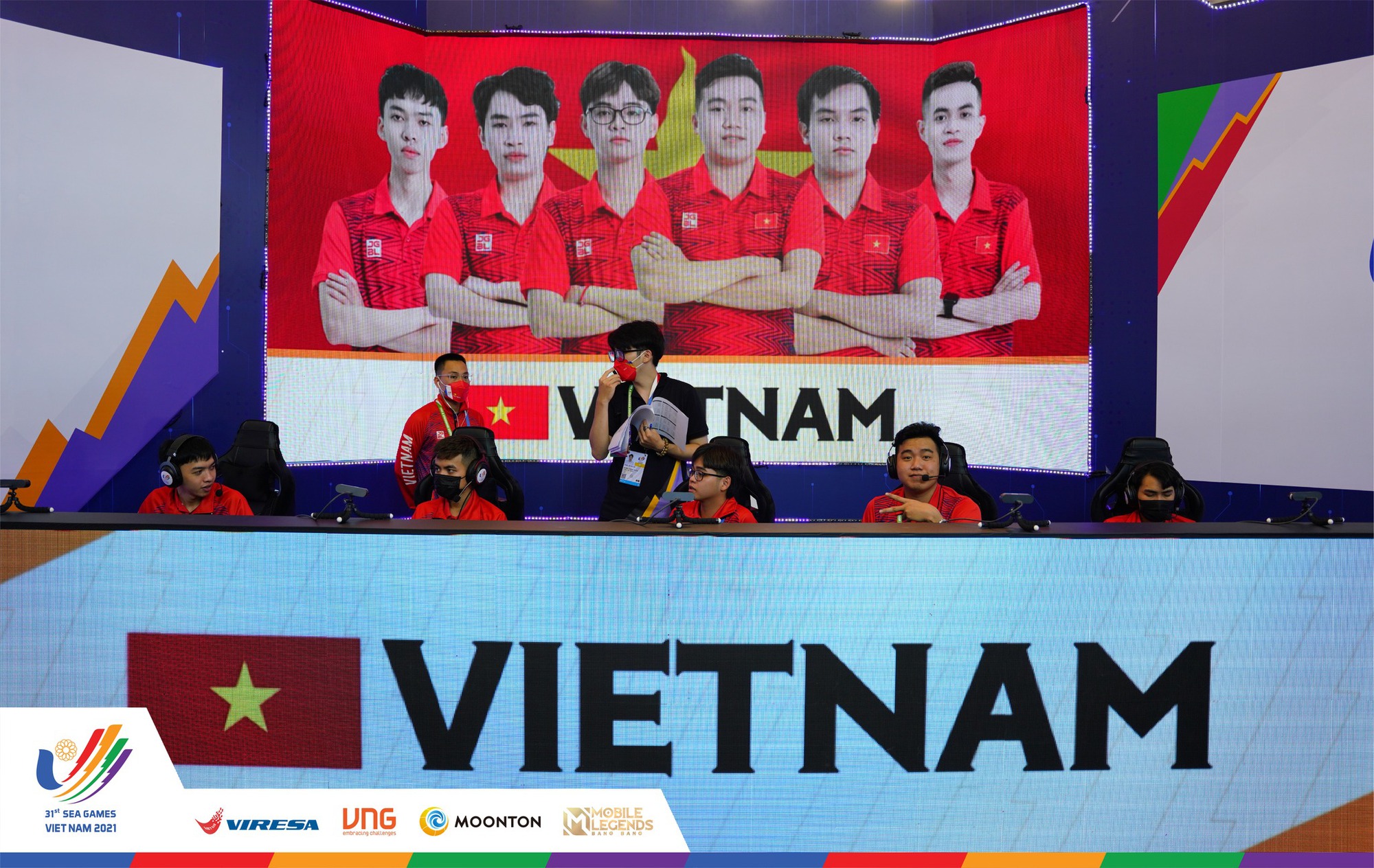 Nụ cười đốn tim khán giả tại SEA Games và nỗi buồn Esports VN một lần nữa lỡ hẹn huy chương tựa game này - Ảnh 2.