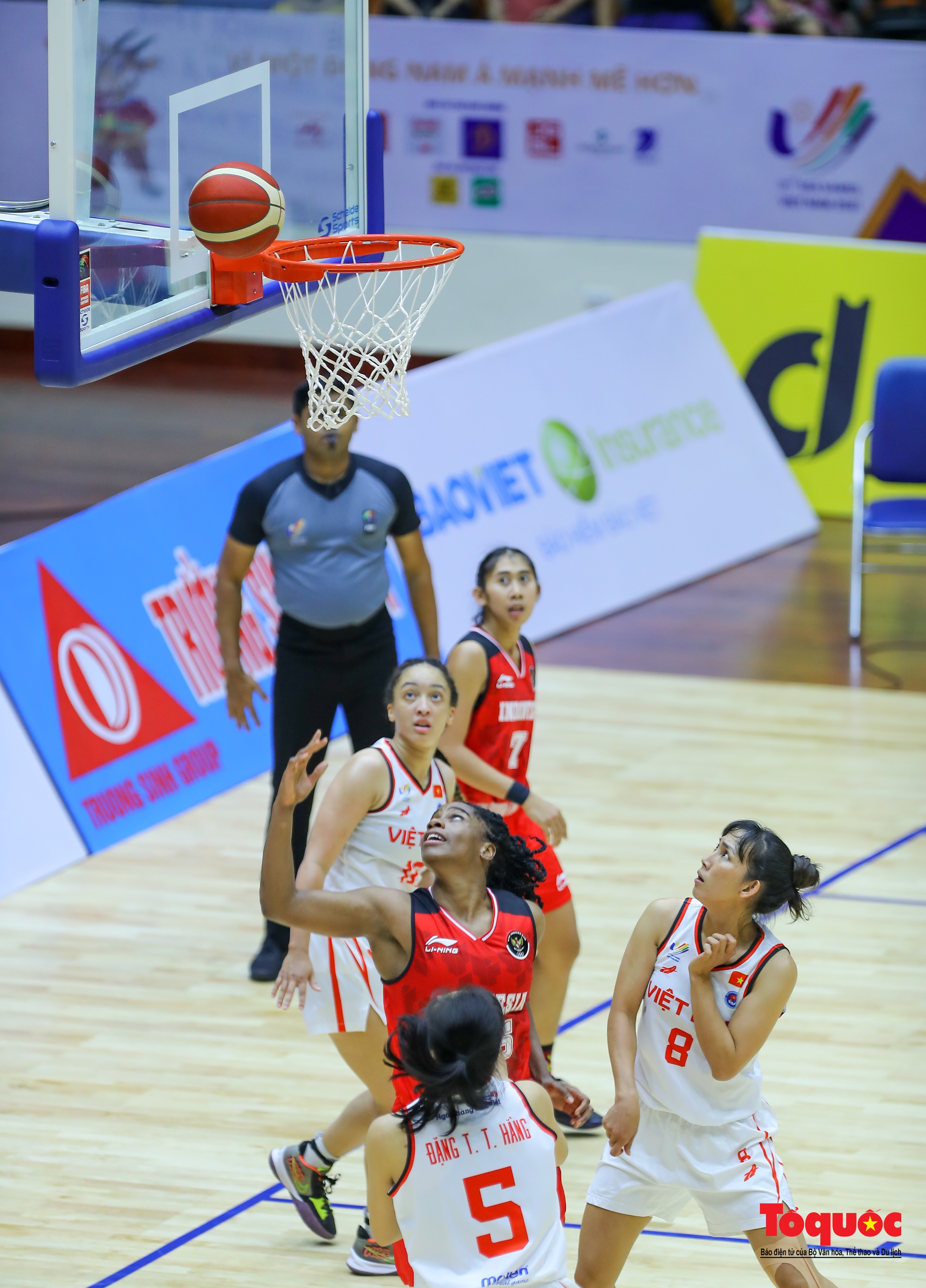 Thảo Vy tỏa sáng, tuyển bóng rổ nữ 5x5 Việt Nam vẫn ngậm ngùi nhận thất bại đầu tiên tại SEA Games 31 - Ảnh 11.