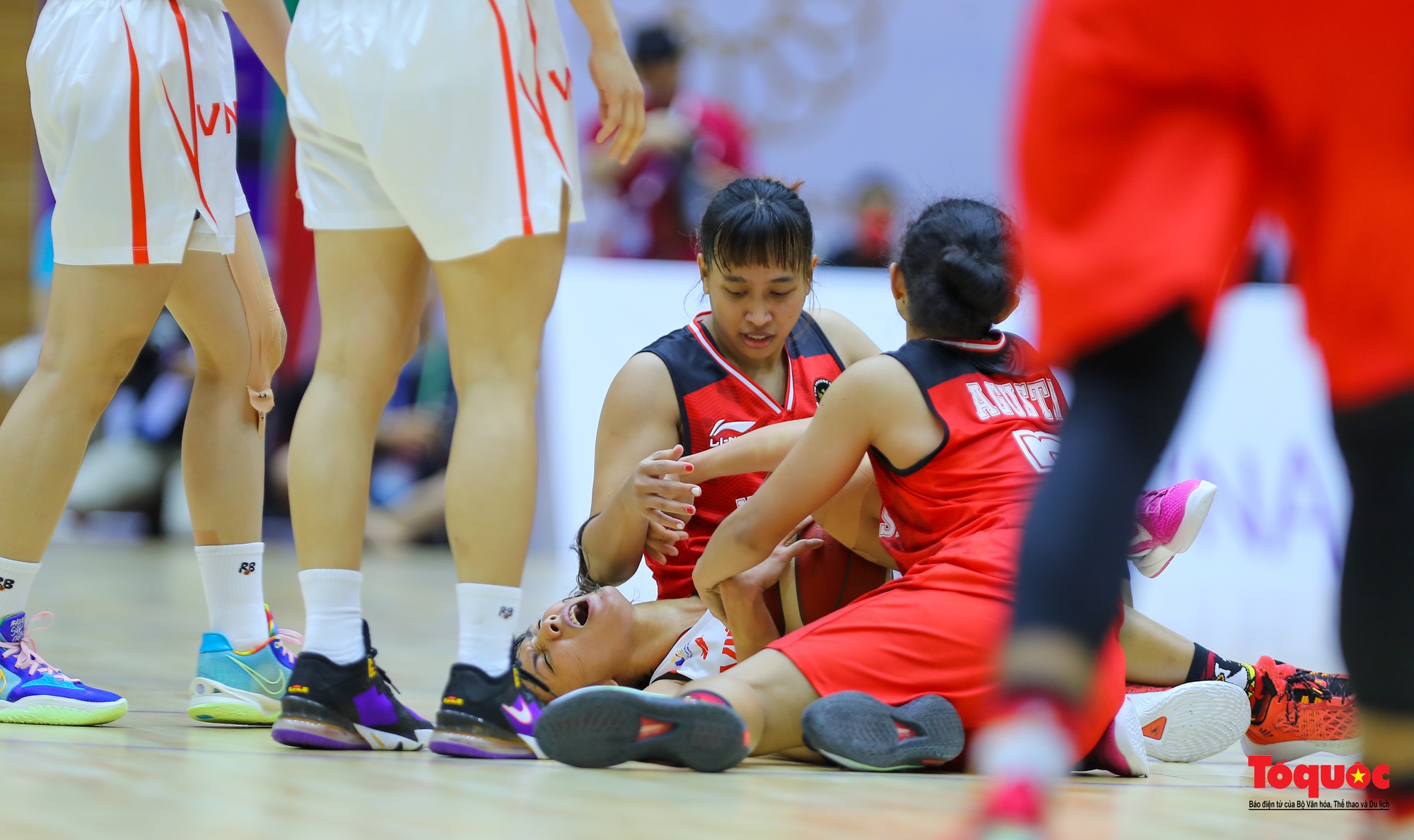 Thảo Vy tỏa sáng, tuyển bóng rổ nữ 5x5 Việt Nam vẫn ngậm ngùi nhận thất bại đầu tiên tại SEA Games 31 - Ảnh 20.