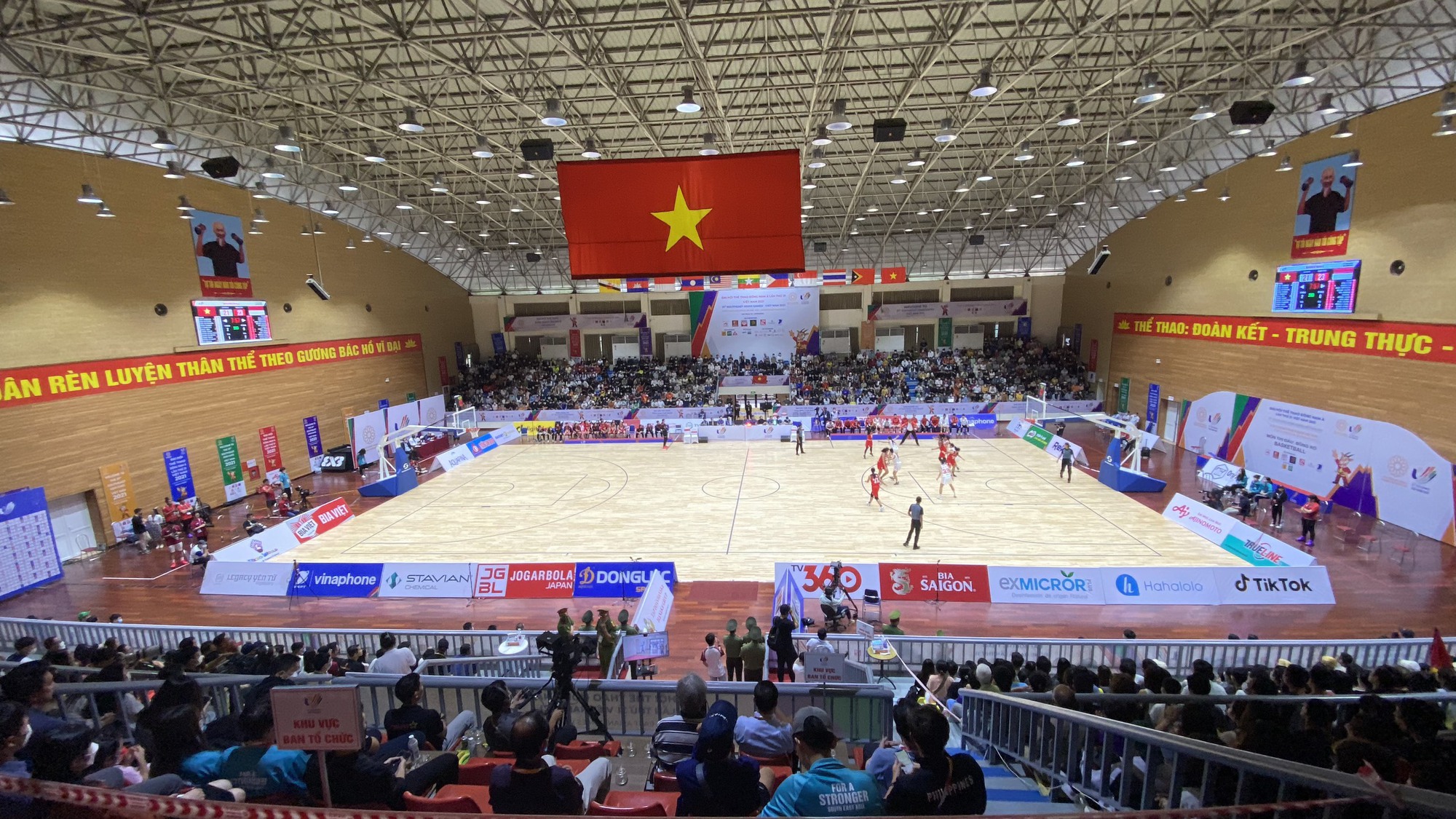 Thảo Vy tỏa sáng, tuyển bóng rổ nữ 5x5 Việt Nam vẫn ngậm ngùi nhận thất bại đầu tiên tại SEA Games 31 - Ảnh 1.