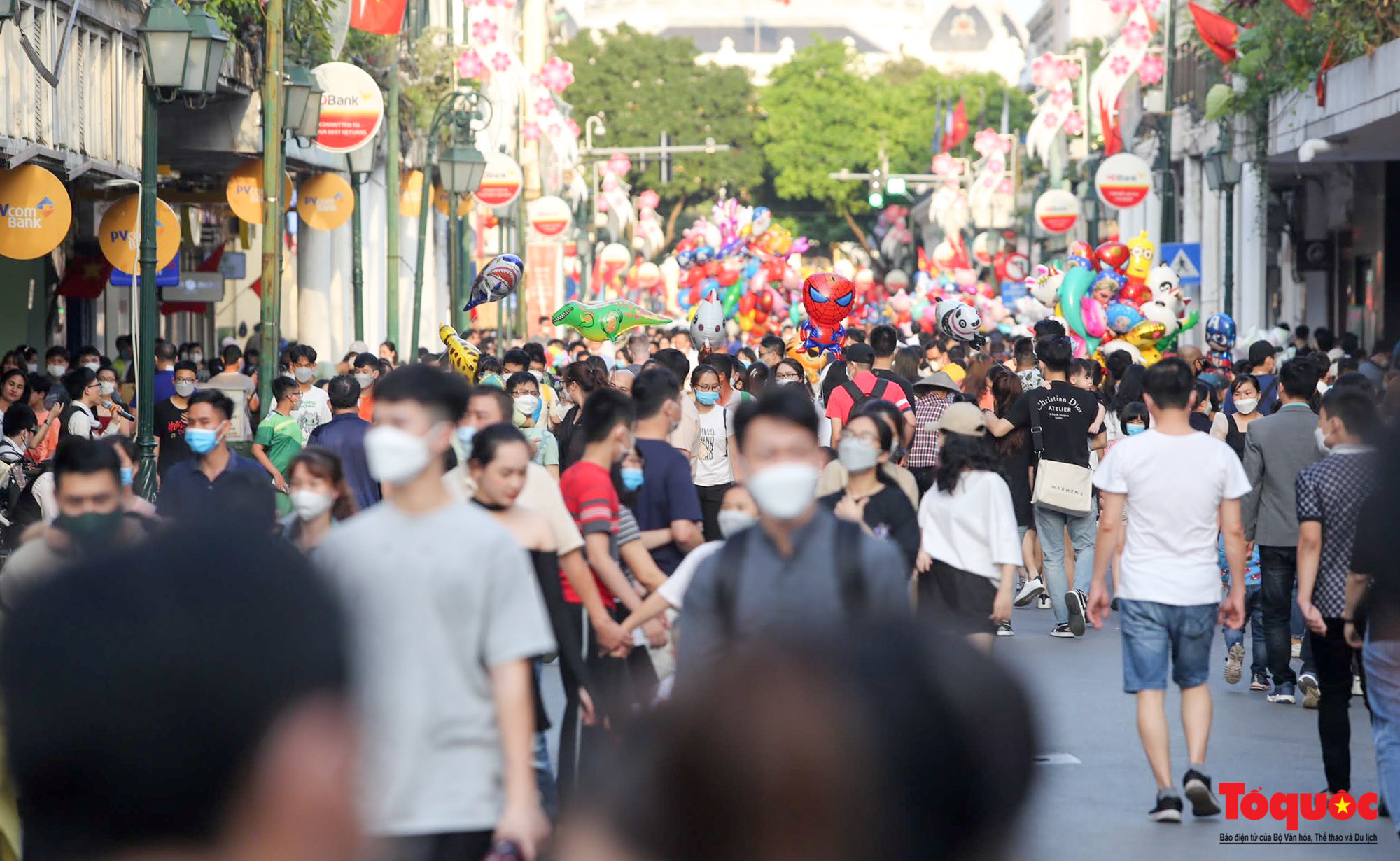 Hà Nội: Đón lượng khách lớn, phố đi bộ tấp nập những ngày nghỉ lễ 30/4 -1/5 - Ảnh 13.