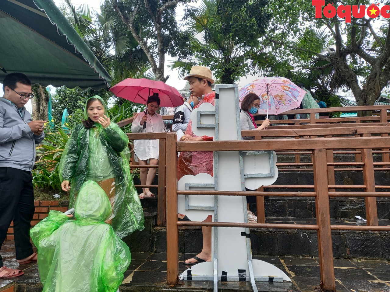 Lượng khách du lịch đến Quảng Bình tăng dù thời tiết bất lợi dịp lễ 30/4-1/5 - Ảnh 1.