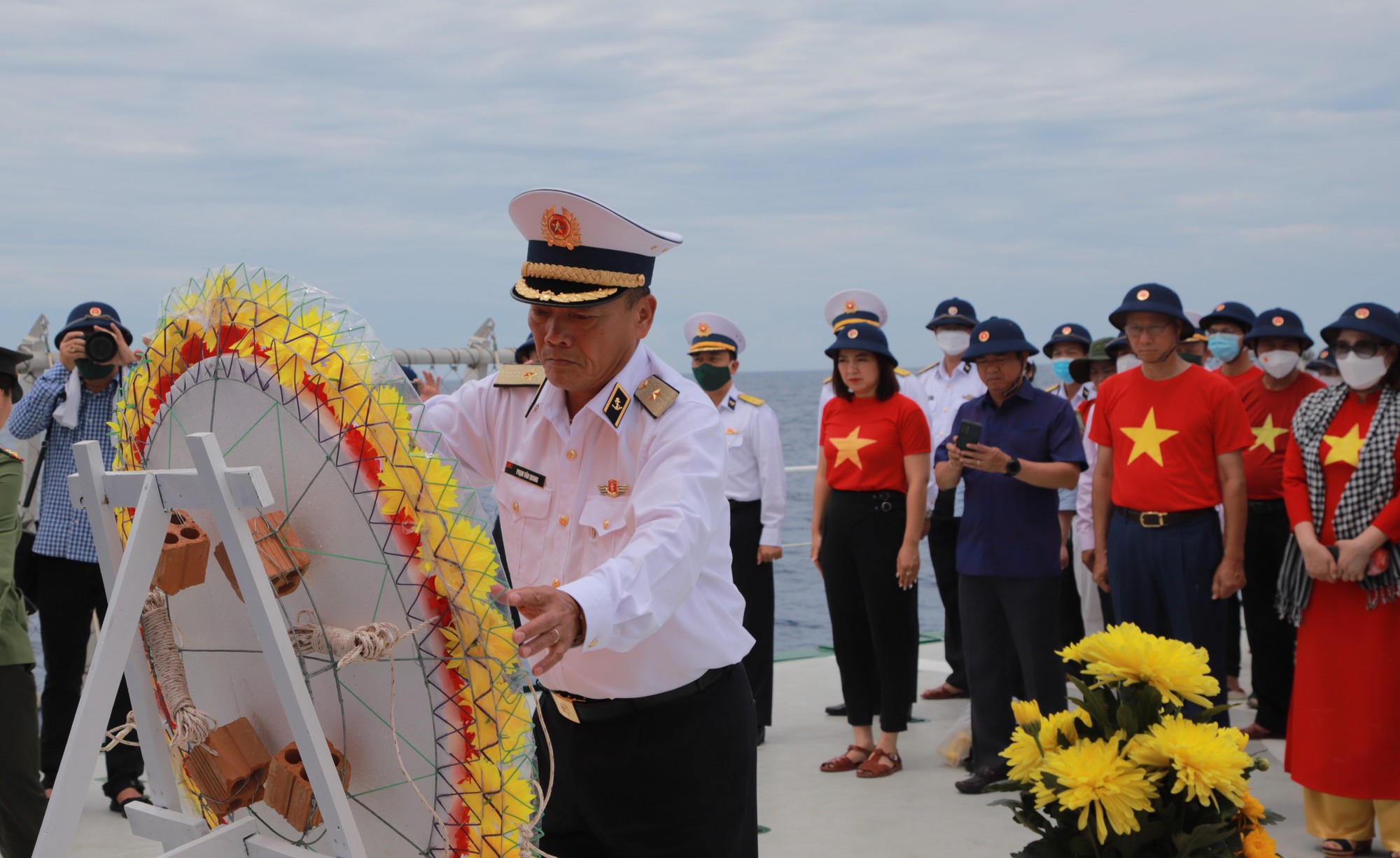 Xúc động Lễ tưởng niệm các Anh hùng, Liệt sĩ đã hy sinh trên các vùng biển, đảo của Tổ quốc - Ảnh 4.
