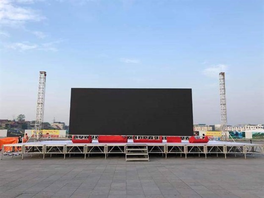 Mê Linh lắp đặt màn hình LED cỡ lớn phục vụ nhân dân xem U23 Việt Nam thi đấu - Ảnh 1.