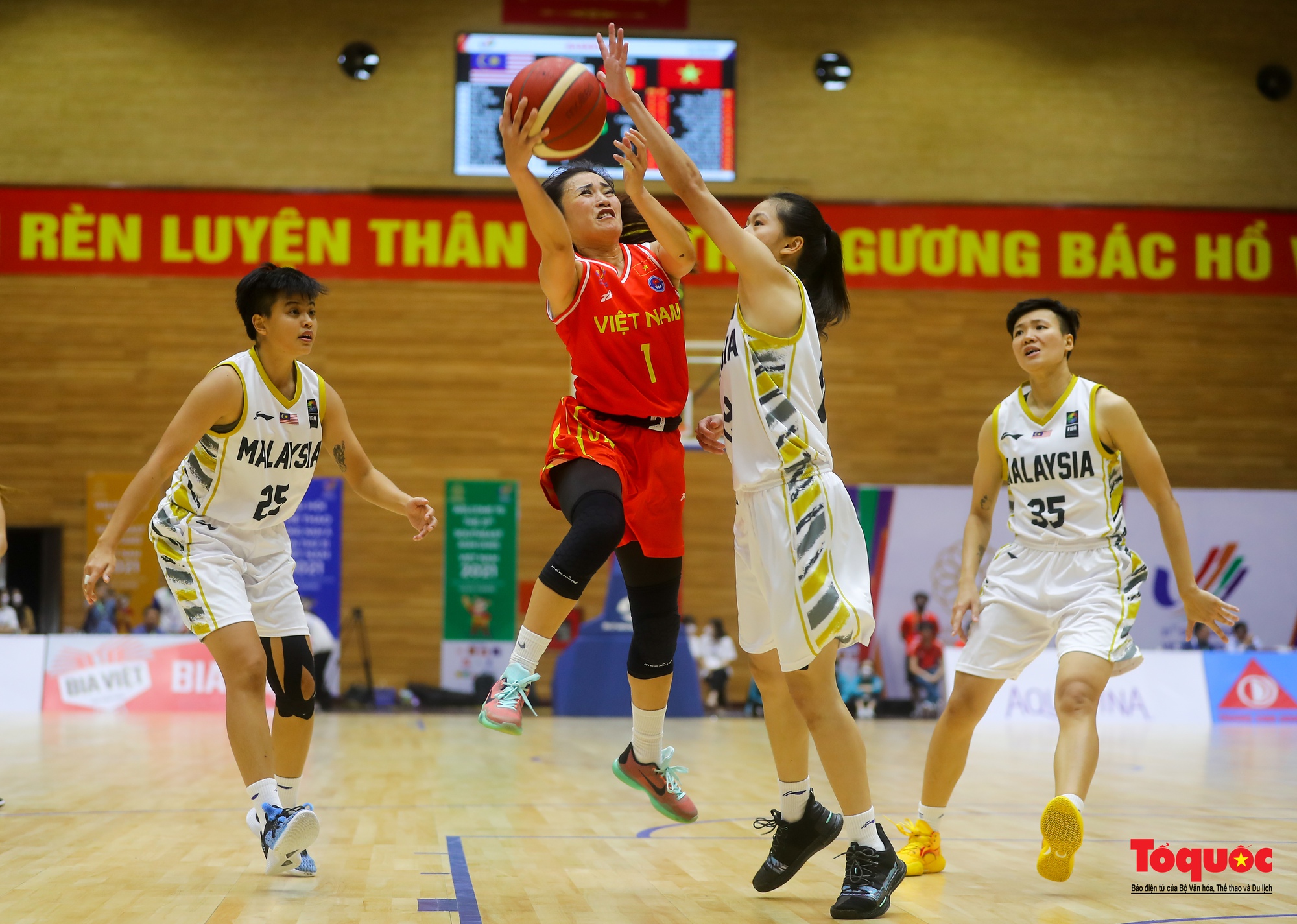 SEA Games31: Chật kín khán giả cổ vũ cho đội tuyển nữ bóng rổ Việt Nam lội ngược dòng trước Malaysia - Ảnh 10.
