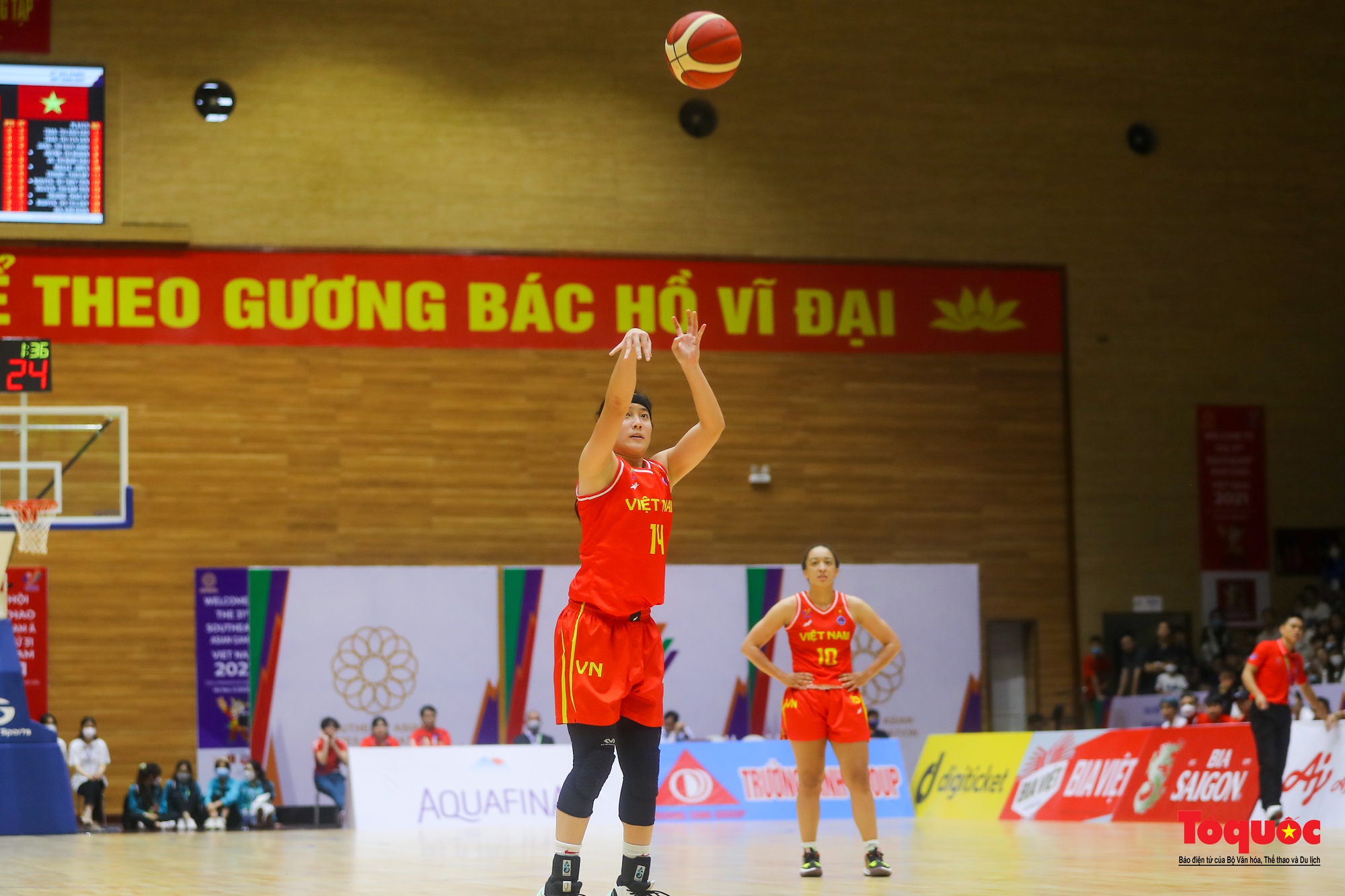 SEA Games31: Chật kín khán giả cổ vũ cho đội tuyển nữ bóng rổ Việt Nam lội ngược dòng trước Malaysia - Ảnh 12.