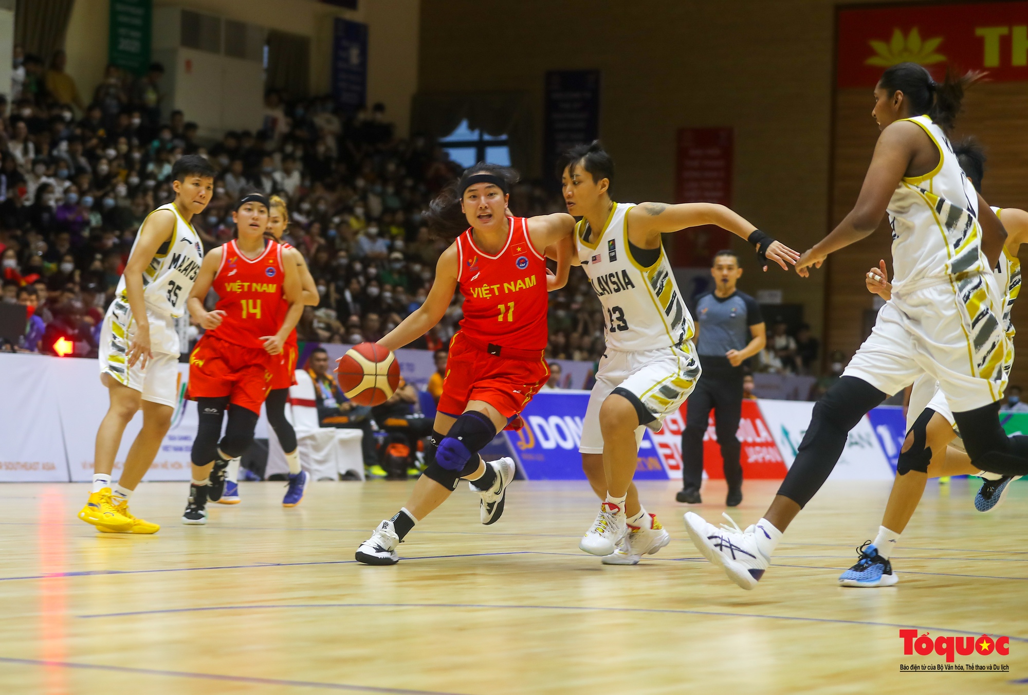 SEA Games31: Chật kín khán giả cổ vũ cho đội tuyển nữ bóng rổ Việt Nam lội ngược dòng trước Malaysia - Ảnh 25.