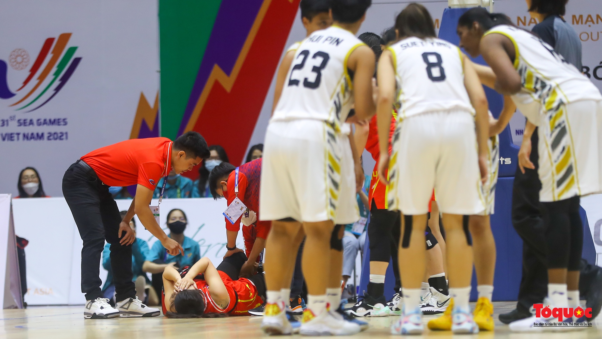 SEA Games31: Chật kín khán giả cổ vũ cho đội tuyển nữ bóng rổ Việt Nam lội ngược dòng trước Malaysia - Ảnh 20.