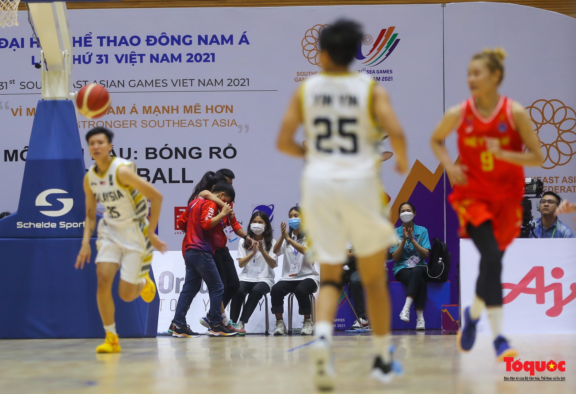 SEA Games31: Chật kín khán giả cổ vũ cho đội tuyển nữ bóng rổ Việt Nam lội ngược dòng trước Malaysia - Ảnh 22.