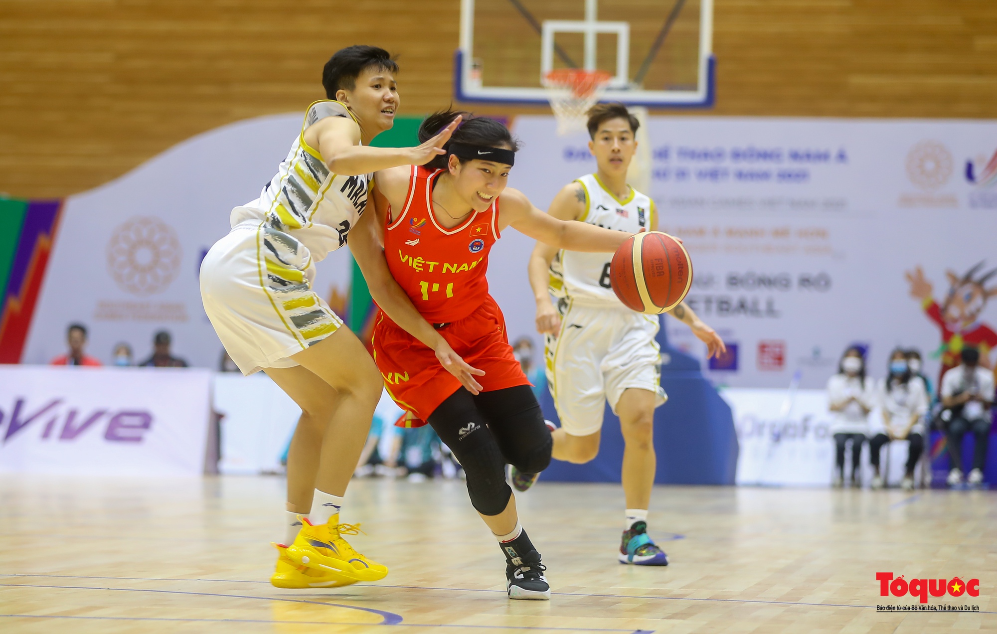 SEA Games31: Chật kín khán giả cổ vũ cho đội tuyển nữ bóng rổ Việt Nam lội ngược dòng trước Malaysia - Ảnh 8.