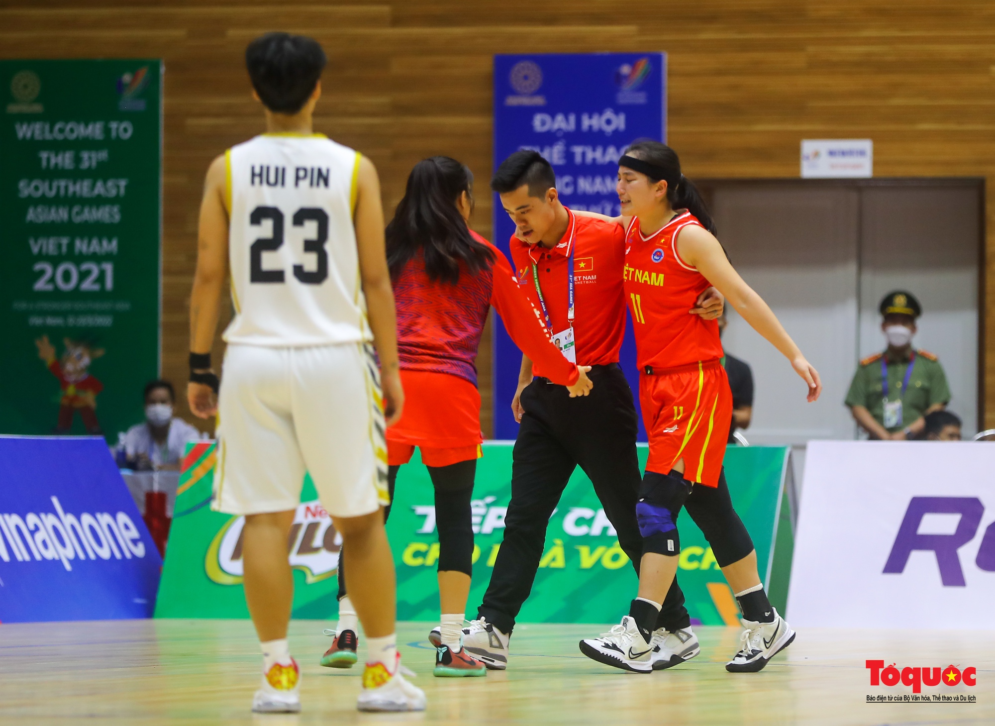 SEA Games31: Chật kín khán giả cổ vũ cho đội tuyển nữ bóng rổ Việt Nam lội ngược dòng trước Malaysia - Ảnh 26.