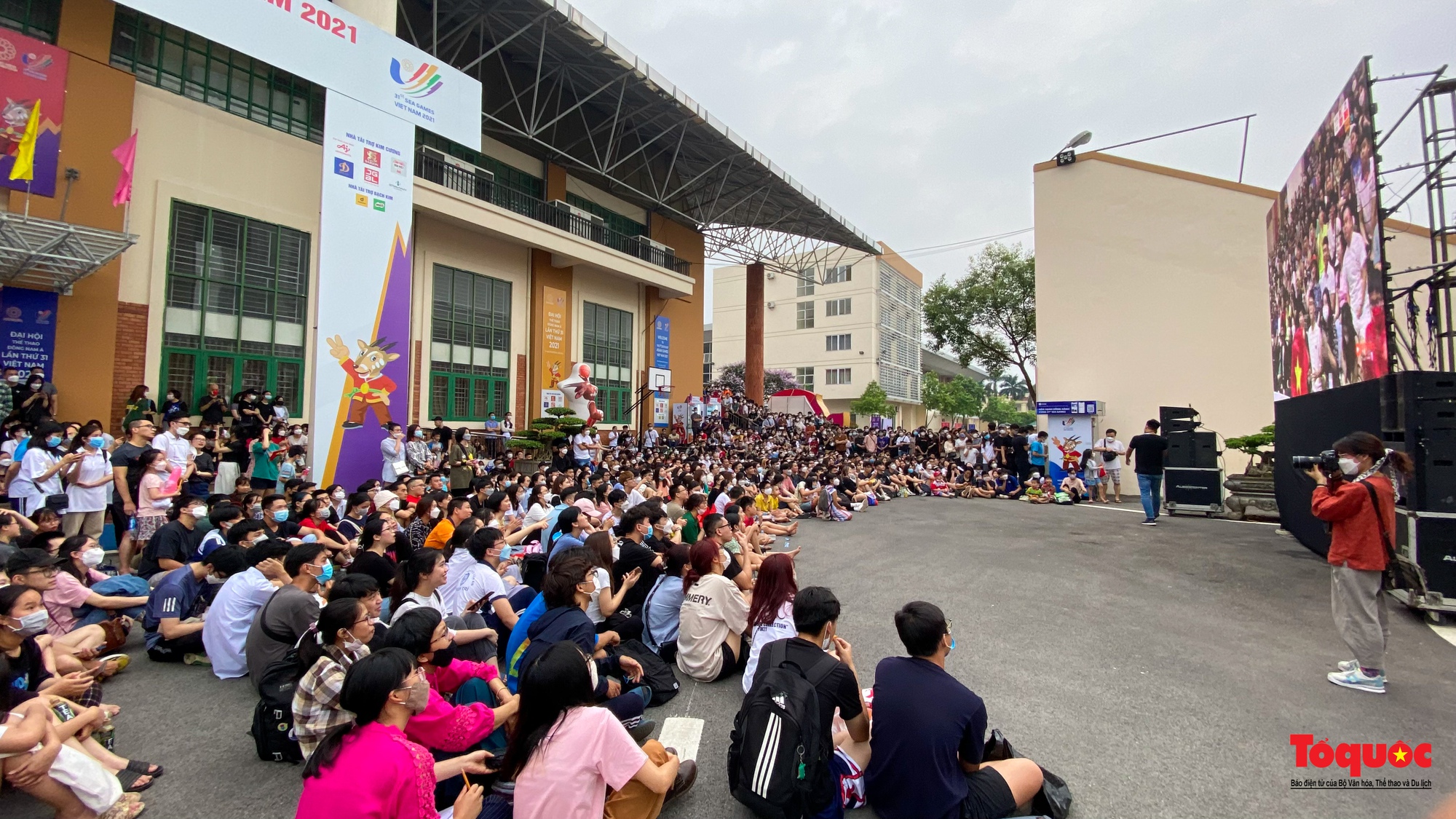 SEA Games31: Chật kín khán giả cổ vũ cho đội tuyển nữ bóng rổ Việt Nam lội ngược dòng trước Malaysia - Ảnh 3.
