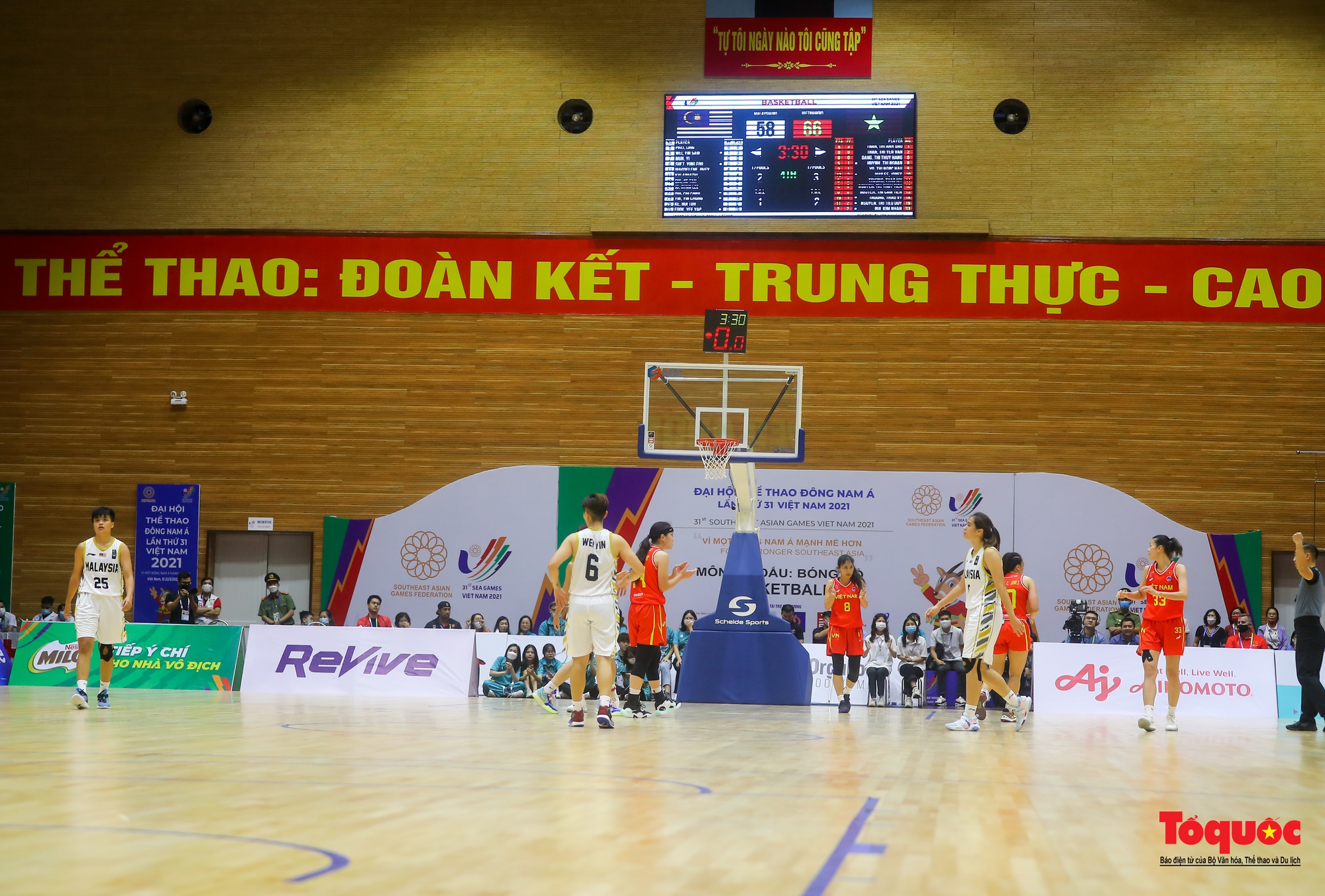 SEA Games31: Chật kín khán giả cổ vũ cho đội tuyển nữ bóng rổ Việt Nam lội ngược dòng trước Malaysia - Ảnh 5.