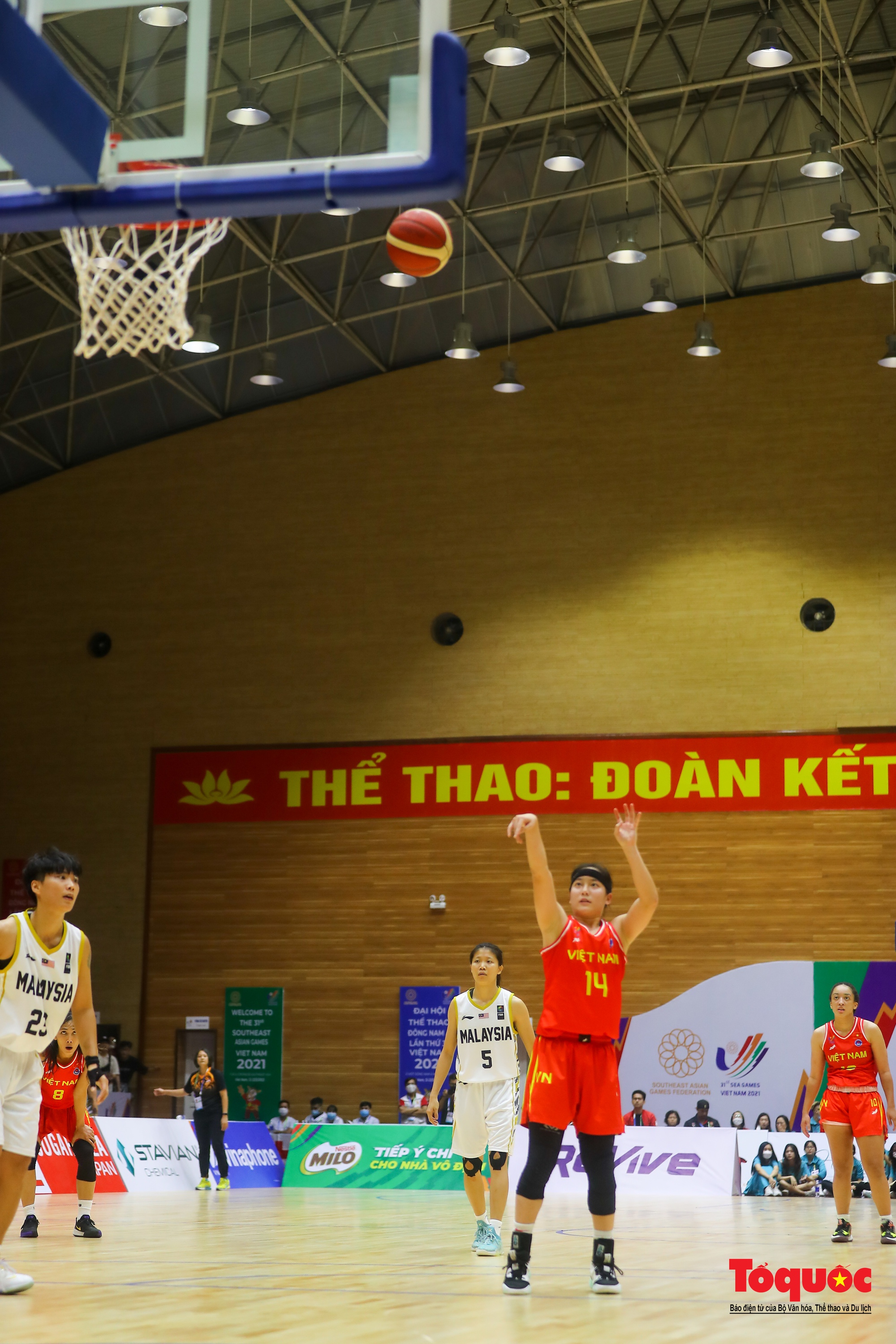 SEA Games31: Chật kín khán giả cổ vũ cho đội tuyển nữ bóng rổ Việt Nam lội ngược dòng trước Malaysia - Ảnh 29.