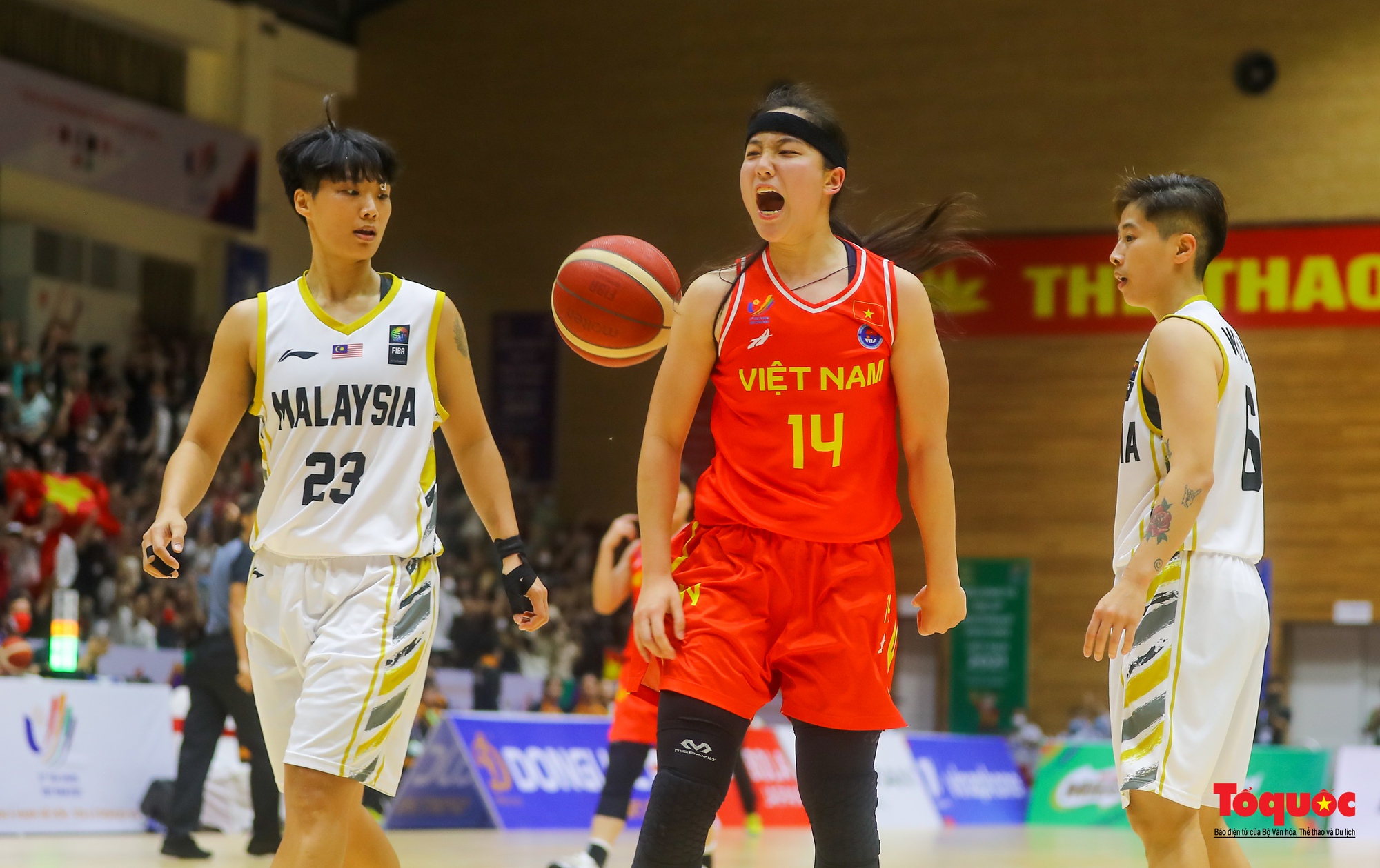 SEA Games31: Chật kín khán giả cổ vũ cho đội tuyển nữ bóng rổ Việt Nam lội ngược dòng trước Malaysia - Ảnh 30.