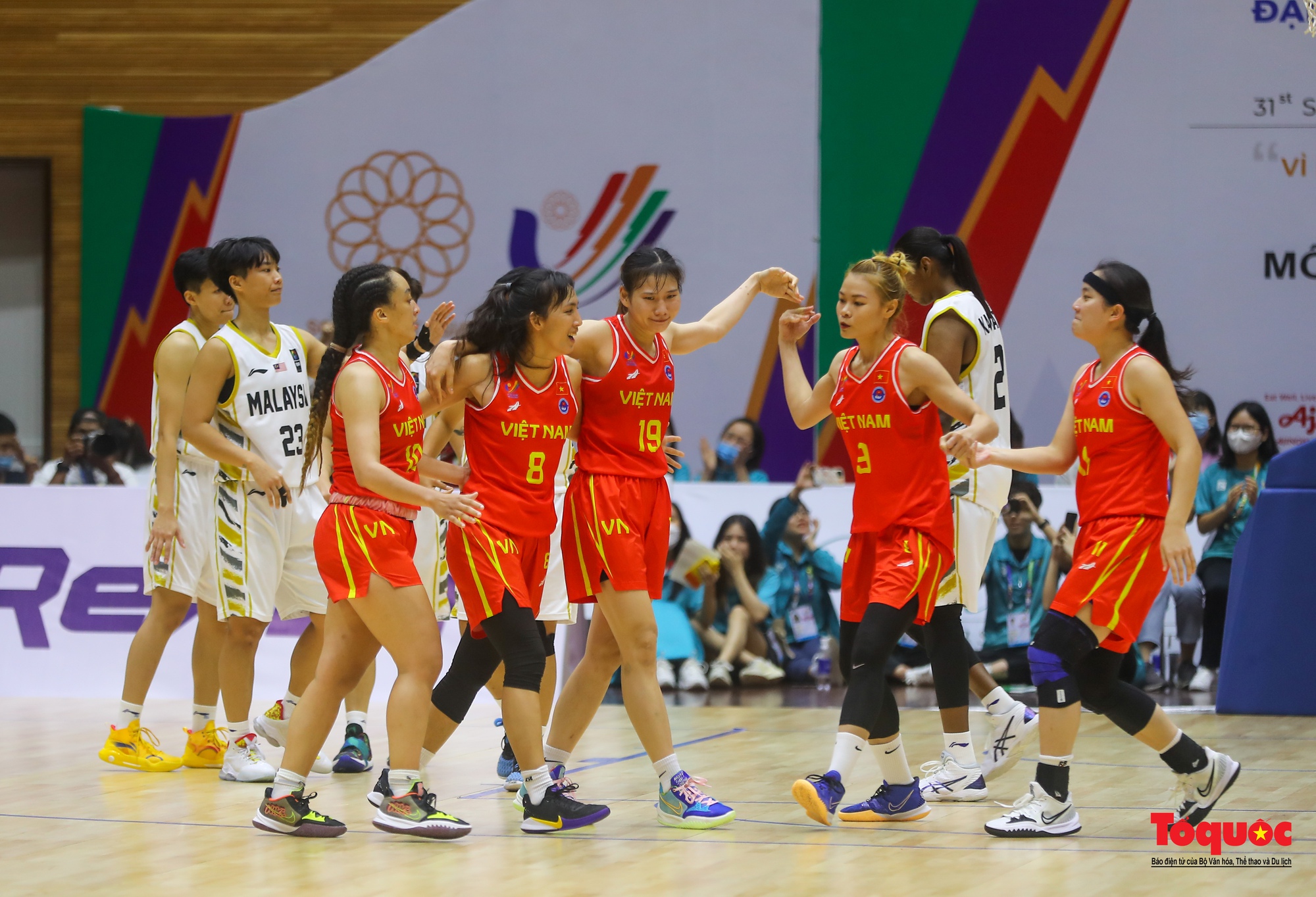 SEA Games31: Chật kín khán giả cổ vũ cho đội tuyển nữ bóng rổ Việt Nam lội ngược dòng trước Malaysia - Ảnh 33.