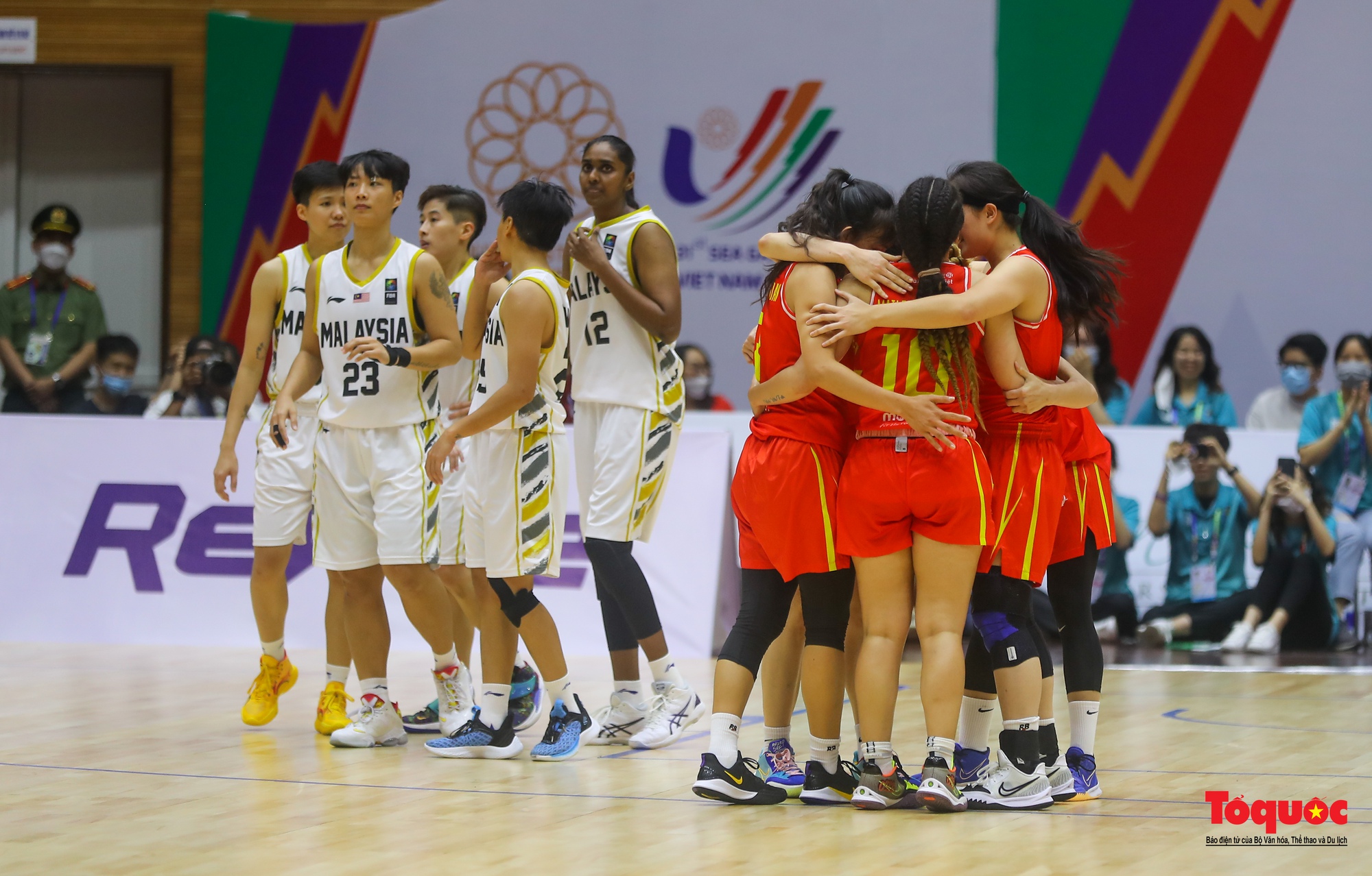 SEA Games31: Chật kín khán giả cổ vũ cho đội tuyển nữ bóng rổ Việt Nam lội ngược dòng trước Malaysia - Ảnh 31.