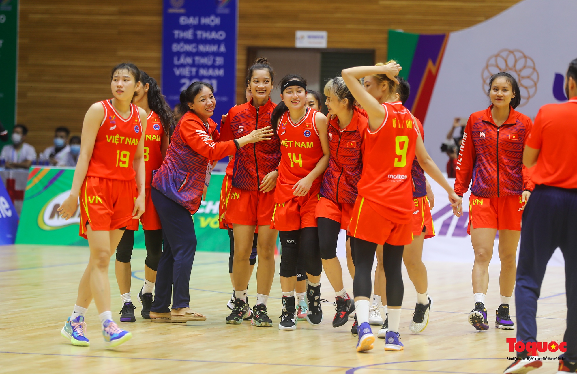 SEA Games31: Chật kín khán giả cổ vũ cho đội tuyển nữ bóng rổ Việt Nam lội ngược dòng trước Malaysia - Ảnh 32.