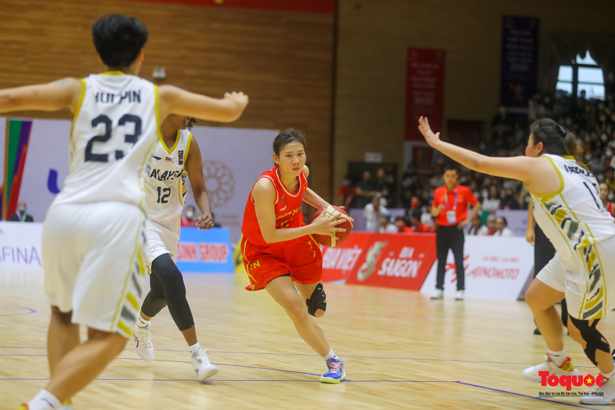 SEA Games31: Chật kín khán giả cổ vũ cho đội tuyển nữ bóng rổ Việt Nam lội ngược dòng trước Malaysia - Ảnh 16.