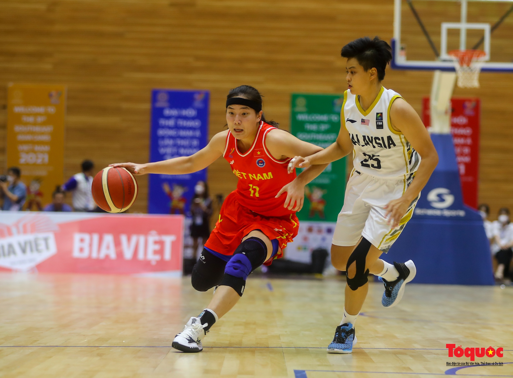 SEA Games31: Chật kín khán giả cổ vũ cho đội tuyển nữ bóng rổ Việt Nam lội ngược dòng trước Malaysia - Ảnh 11.