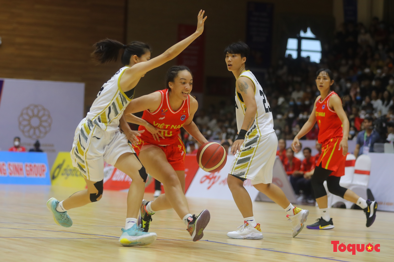 SEA Games31: Chật kín khán giả cổ vũ cho đội tuyển nữ bóng rổ Việt Nam lội ngược dòng trước Malaysia - Ảnh 28.