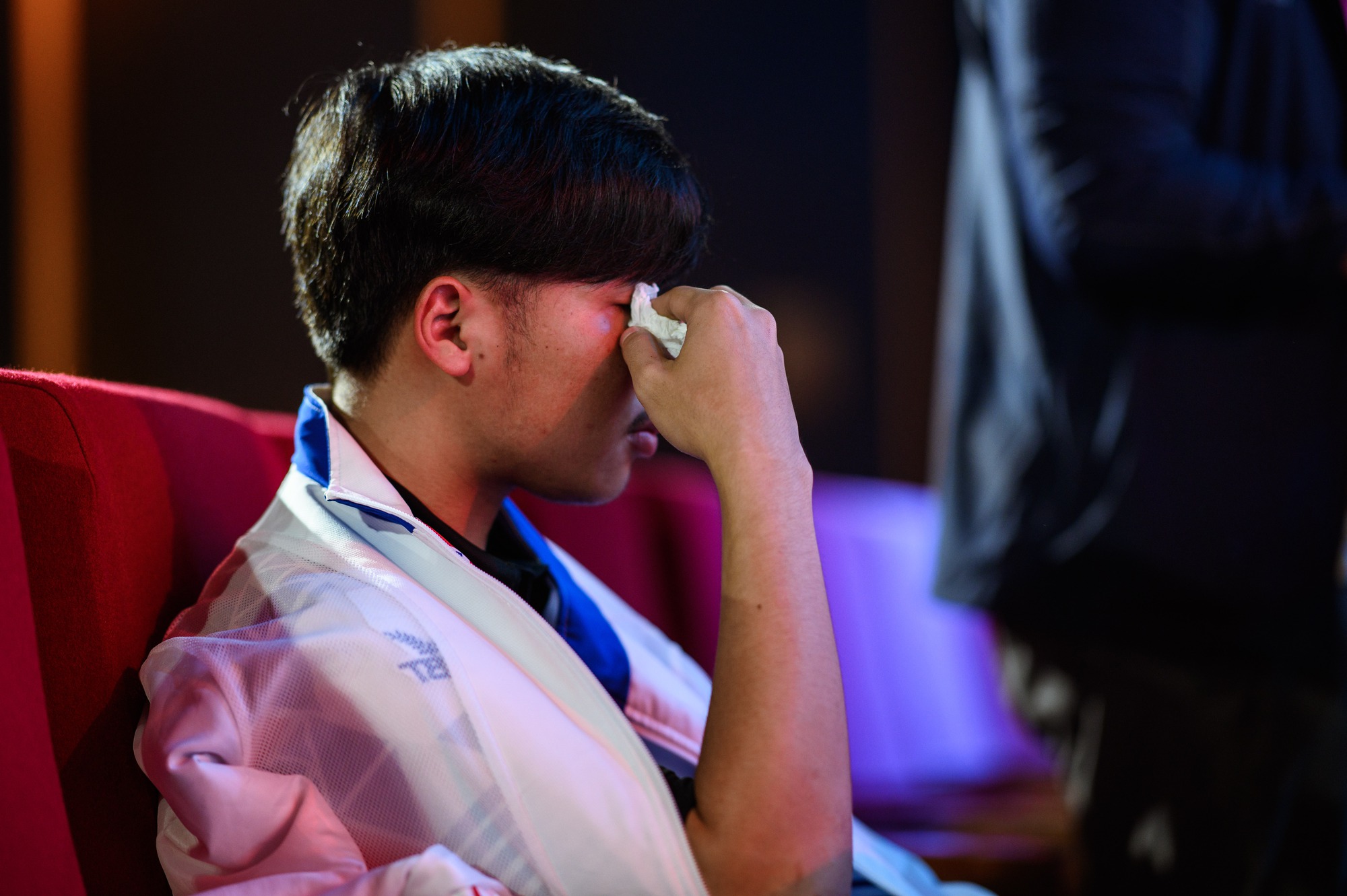 Tuyển thủ quốc tế khóc nức nở trên sân khấu Liên Quân tại SEA Games 31 - Ảnh 2.