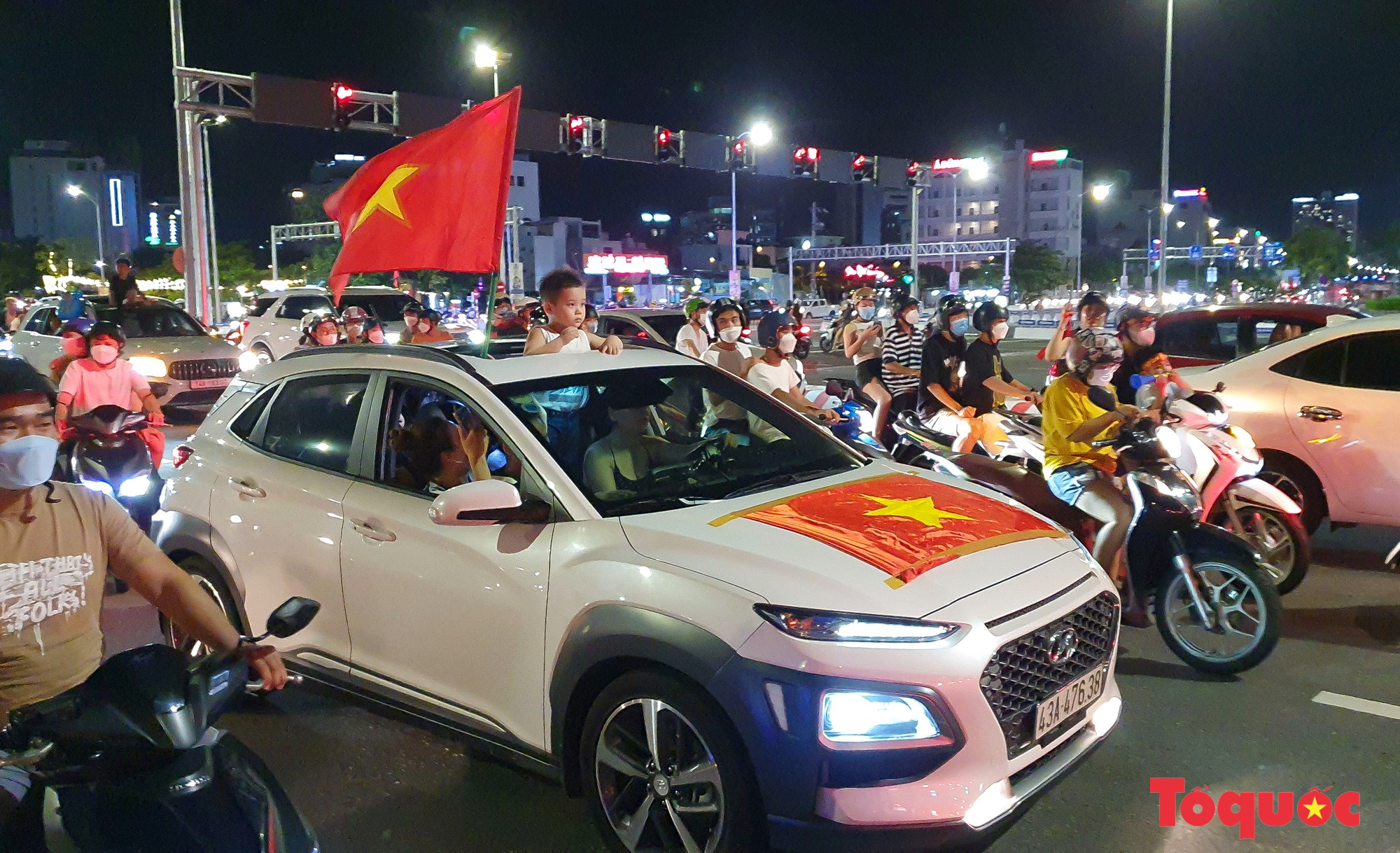 Rợp cờ đỏ sao vàng mừng chiến thắng của U23 Việt Nam - Ảnh 2.