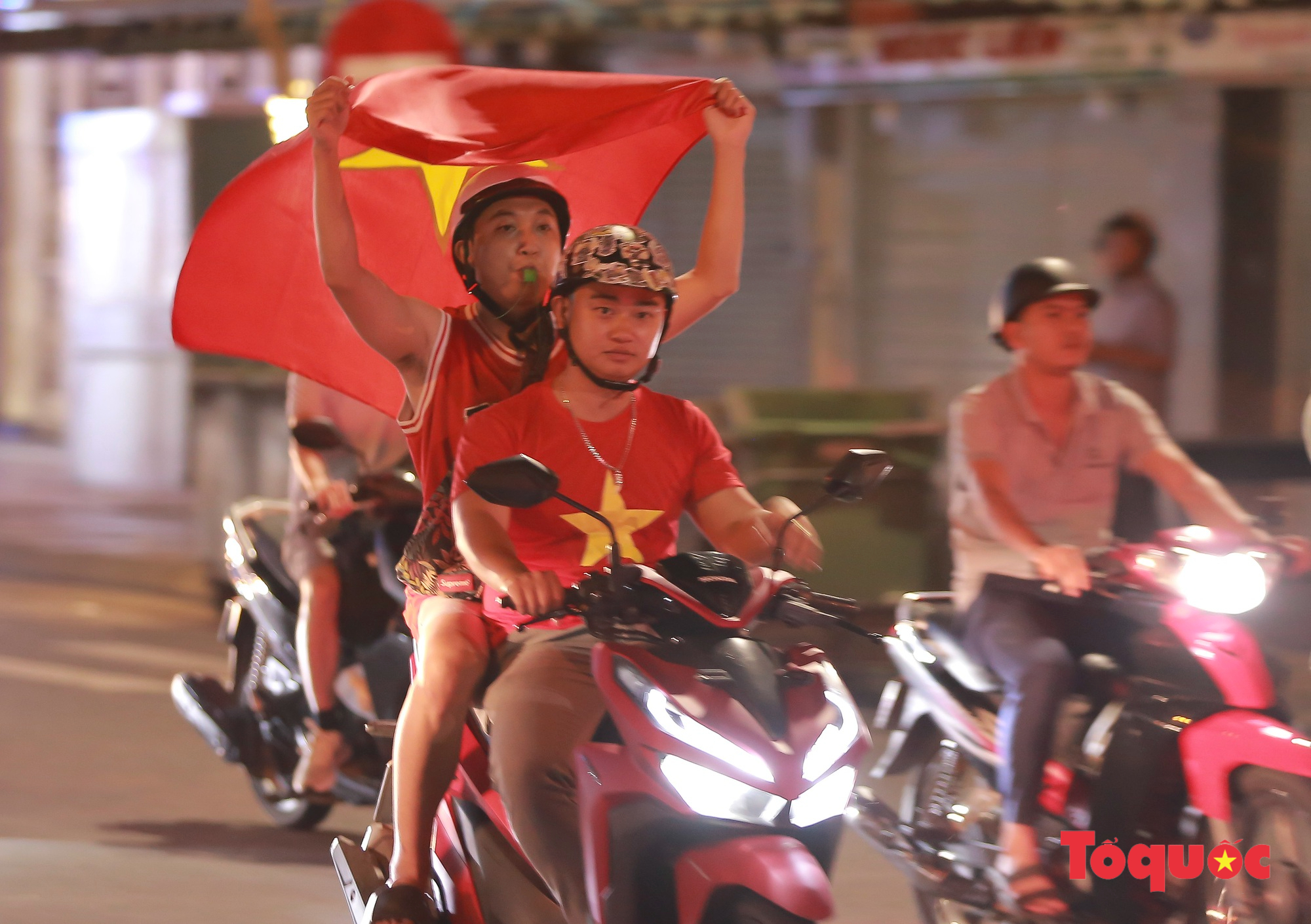 Rợp cờ đỏ sao vàng mừng chiến thắng của U23 Việt Nam - Ảnh 4.