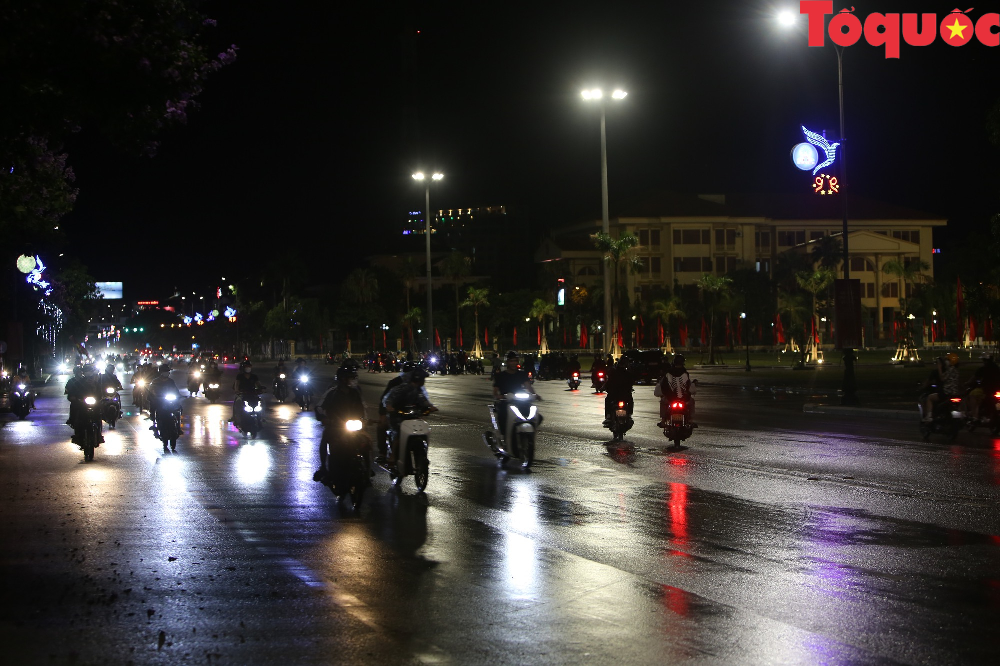 Quảng Bình: CĐV đổ ra đường mừng chiến thắng đội tuyển bóng đá Nam tại SEA Games 31 - Ảnh 3.