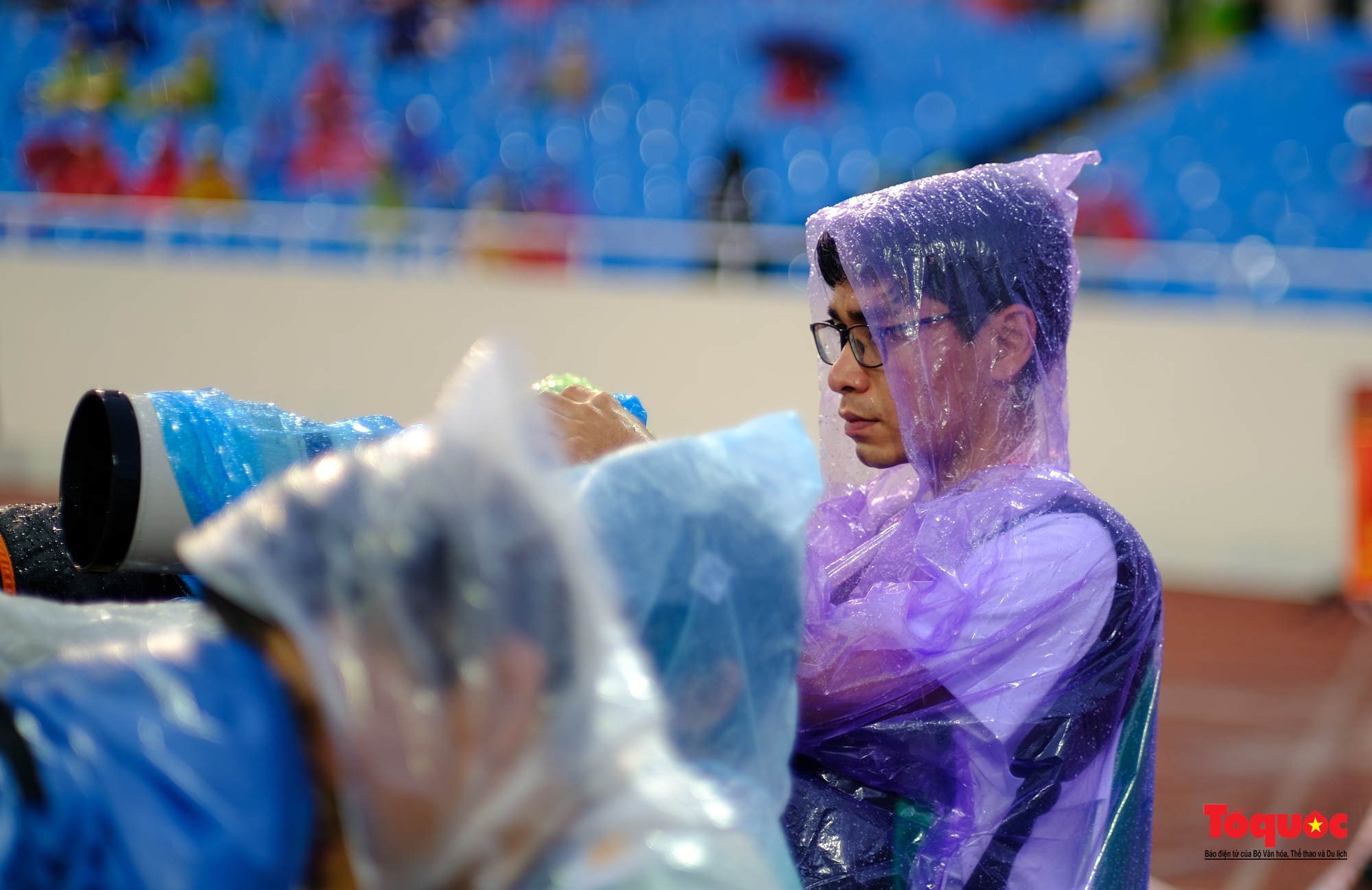 Hình ảnh những phóng viên ảnh dầm mưa ghi lại những khoảng khắc vàng của bóng đá Việt Nam - Ảnh 10.