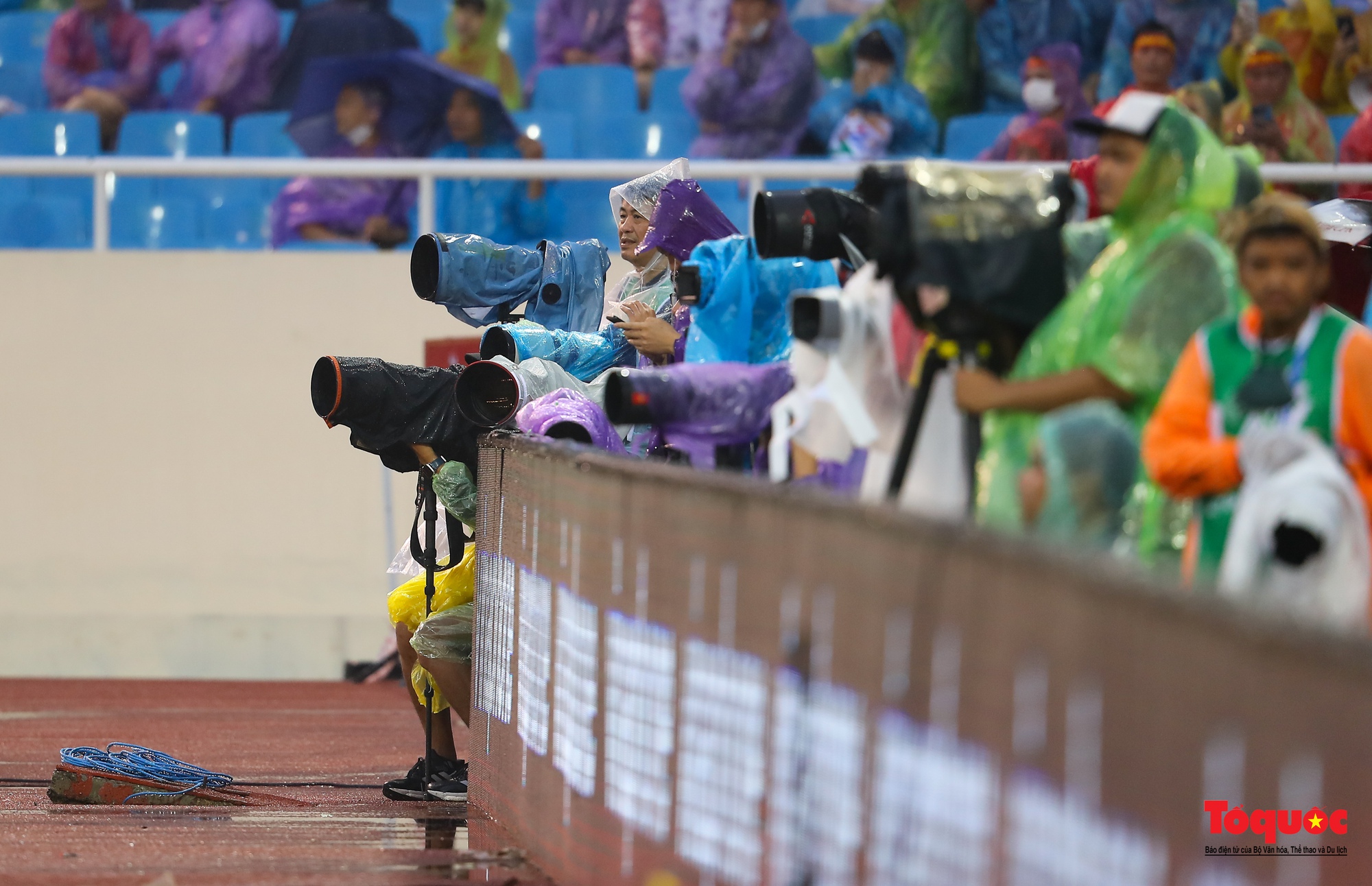 Hình ảnh những phóng viên ảnh dầm mưa ghi lại những khoảng khắc vàng của bóng đá Việt Nam - Ảnh 17.