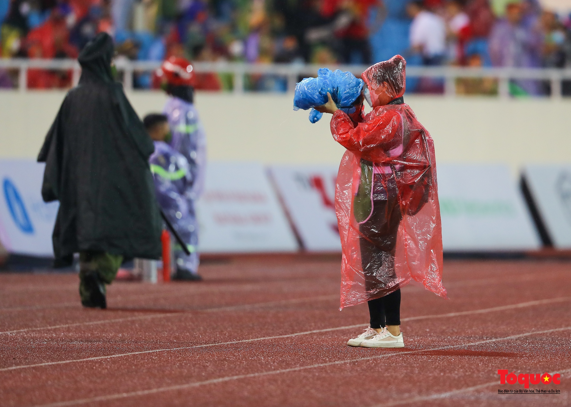 Hình ảnh những phóng viên ảnh dầm mưa ghi lại những khoảng khắc vàng của bóng đá Việt Nam - Ảnh 19.