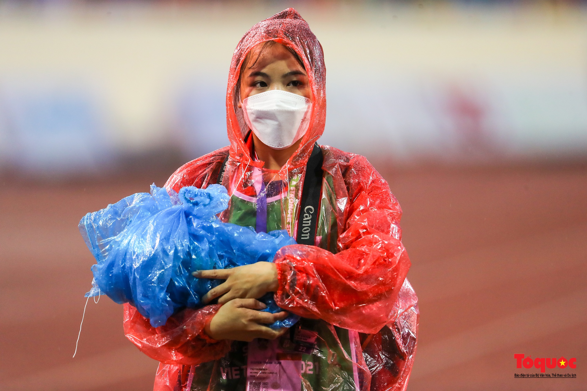 Hình ảnh những phóng viên ảnh dầm mưa ghi lại những khoảng khắc vàng của bóng đá Việt Nam - Ảnh 18.
