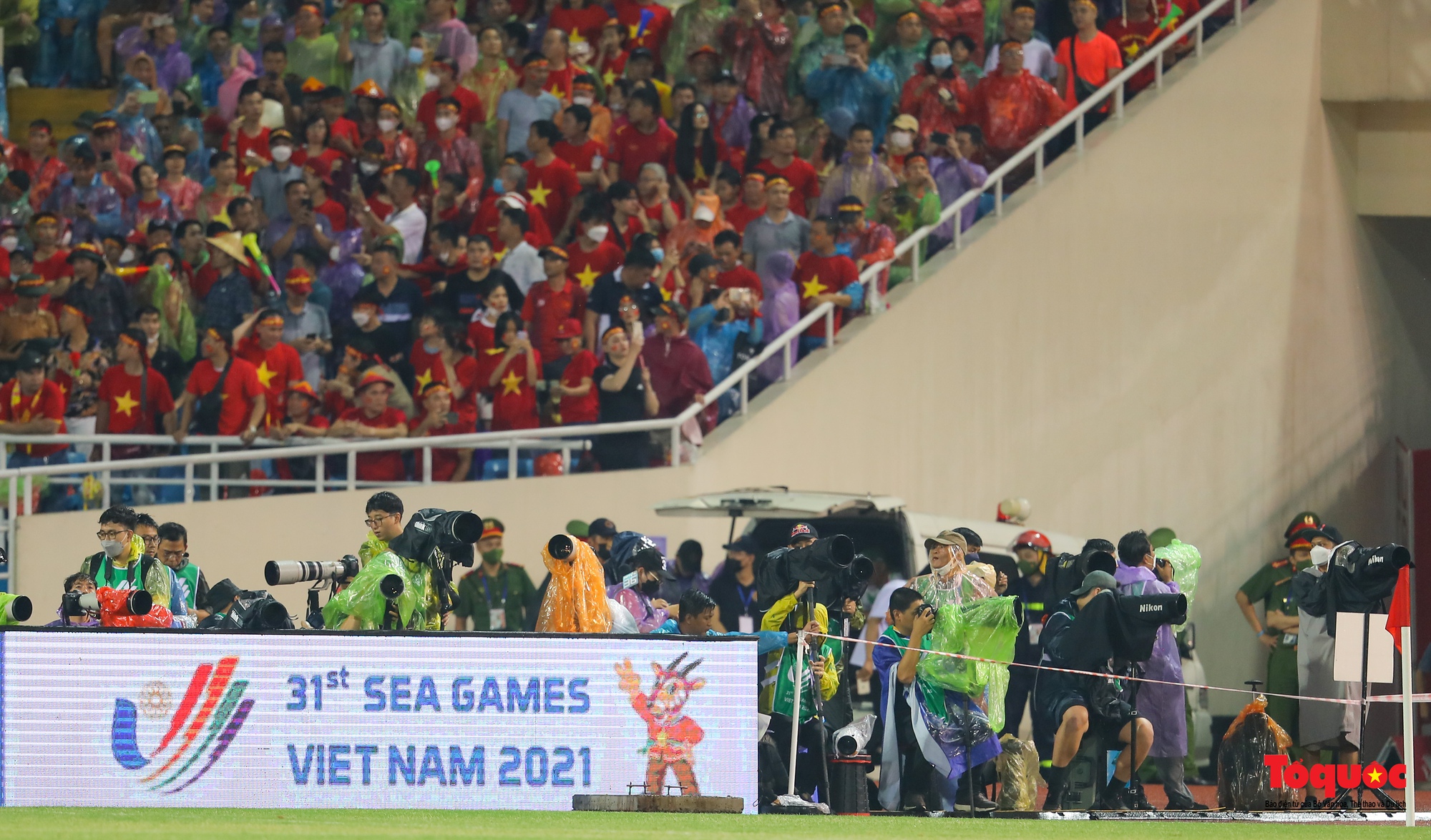 Hình ảnh những phóng viên ảnh dầm mưa ghi lại những khoảng khắc vàng của bóng đá Việt Nam - Ảnh 29.