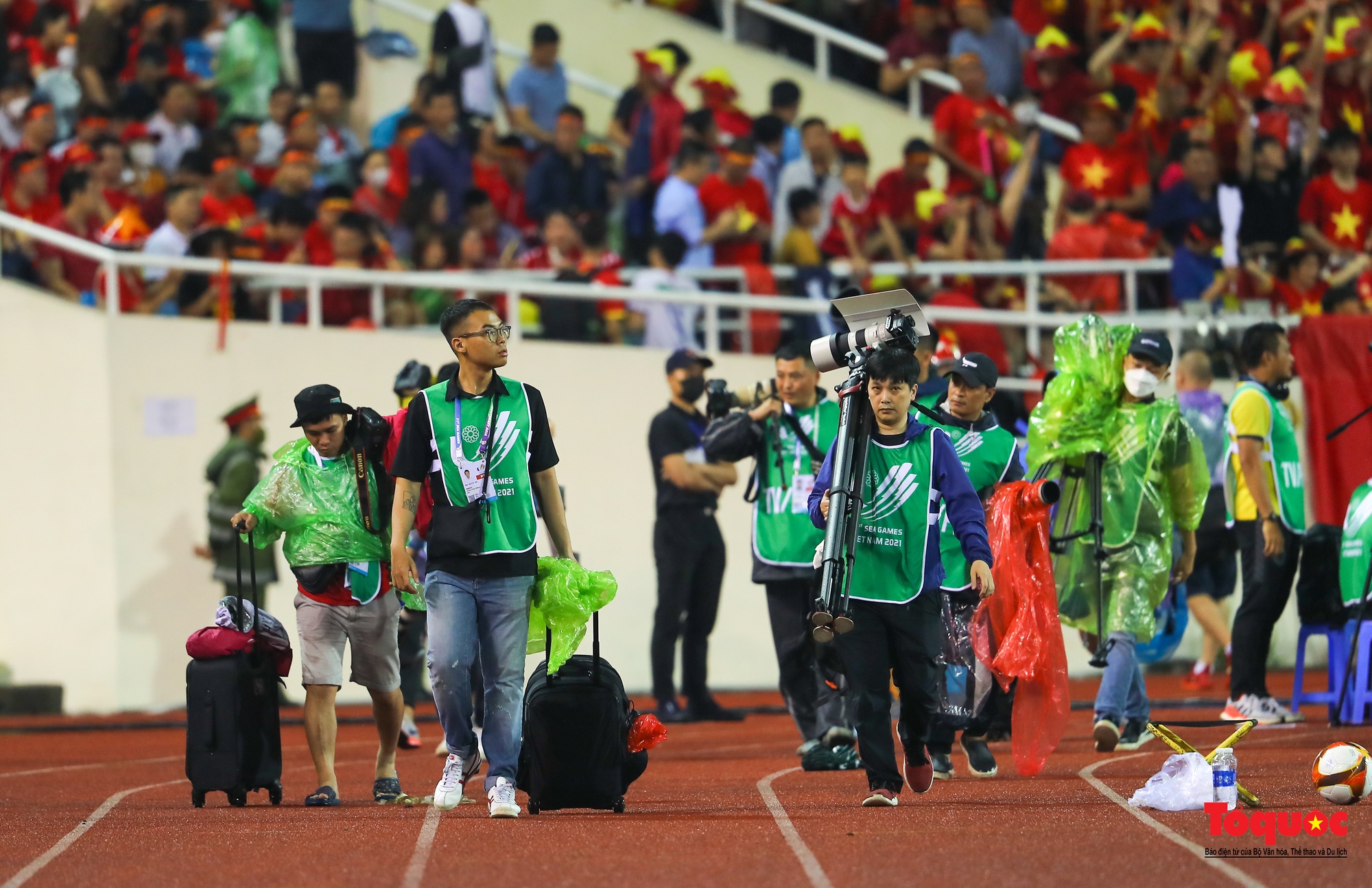 Hình ảnh những phóng viên ảnh dầm mưa ghi lại những khoảng khắc vàng của bóng đá Việt Nam - Ảnh 3.