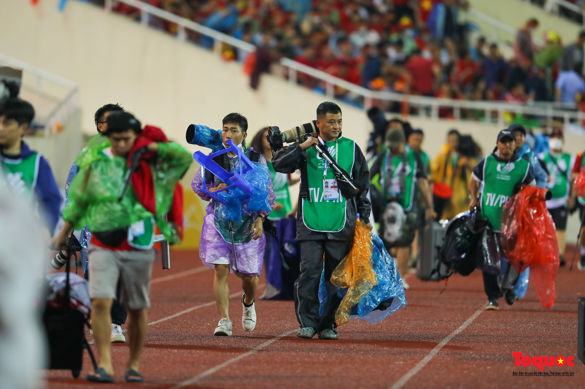 Hình ảnh những phóng viên ảnh dầm mưa ghi lại những khoảng khắc vàng của bóng đá Việt Nam - Ảnh 5.