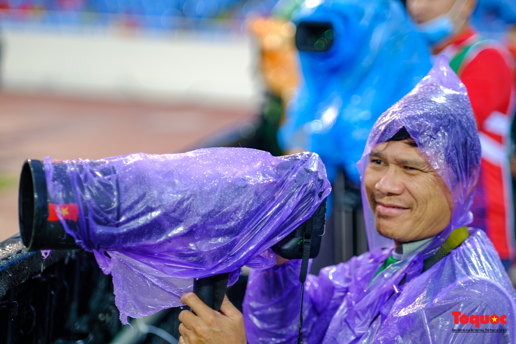Hình ảnh những phóng viên ảnh dầm mưa ghi lại những khoảng khắc vàng của bóng đá Việt Nam - Ảnh 12.
