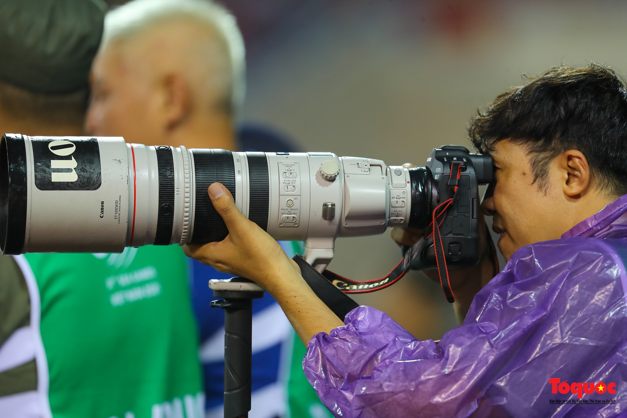 Hình ảnh những phóng viên ảnh dầm mưa ghi lại những khoảng khắc vàng của bóng đá Việt Nam - Ảnh 13.
