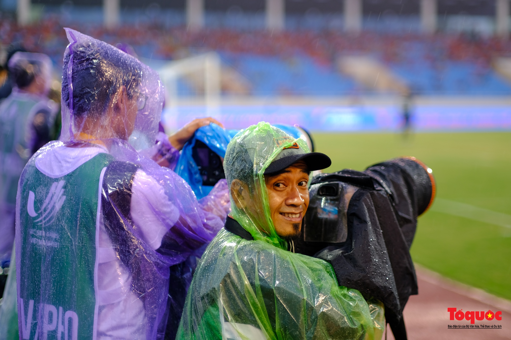 Hình ảnh những phóng viên ảnh dầm mưa ghi lại những khoảng khắc vàng của bóng đá Việt Nam - Ảnh 15.