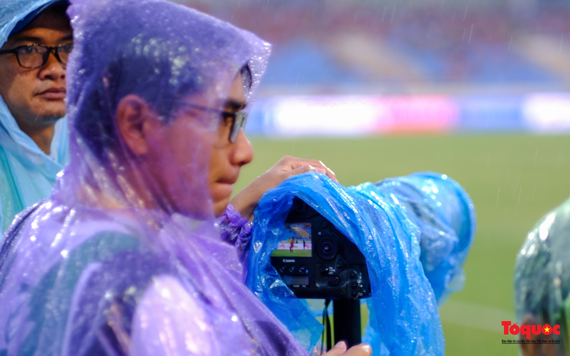 Hình ảnh những phóng viên ảnh dầm mưa ghi lại những khoảng khắc vàng của bóng đá Việt Nam - Ảnh 22.