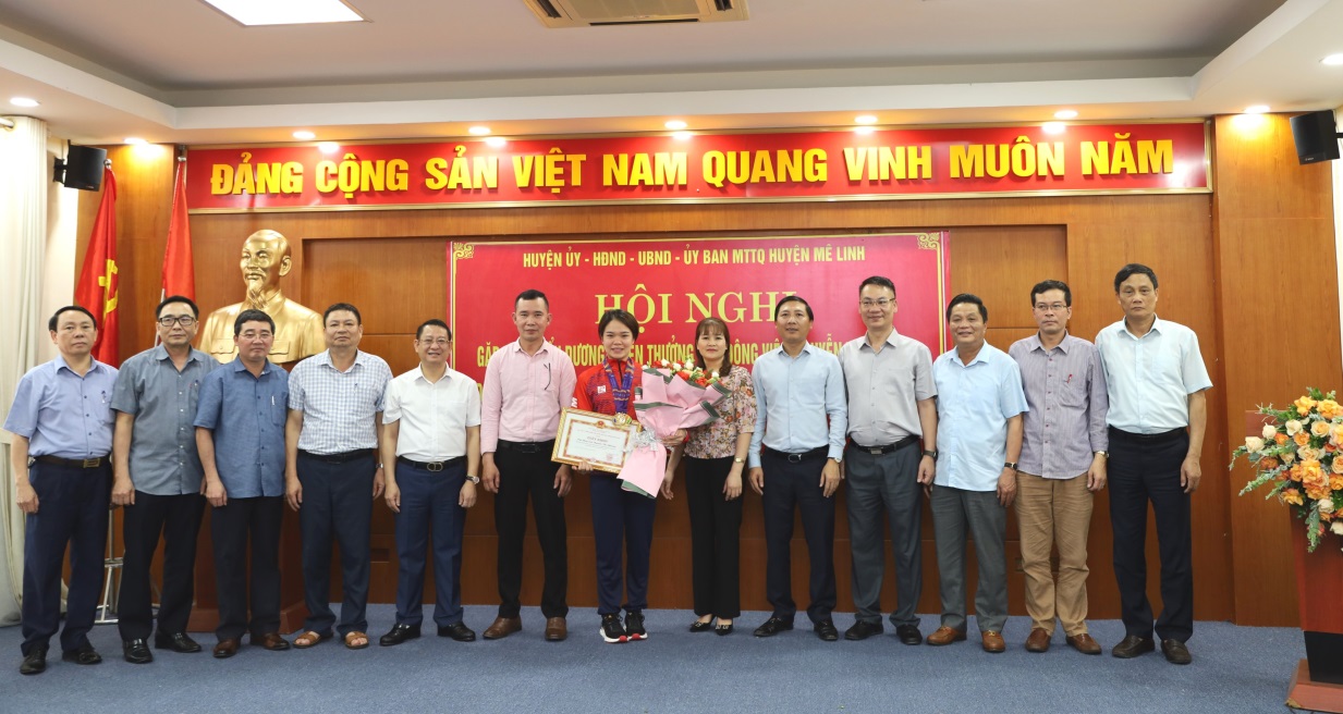 Khen thưởng, động viên kịp thời cho VĐV Nguyễn Thị Phương đạt 2 Huy chương vàng bộ môn Karate tại SEA Games 31 - Ảnh 1.